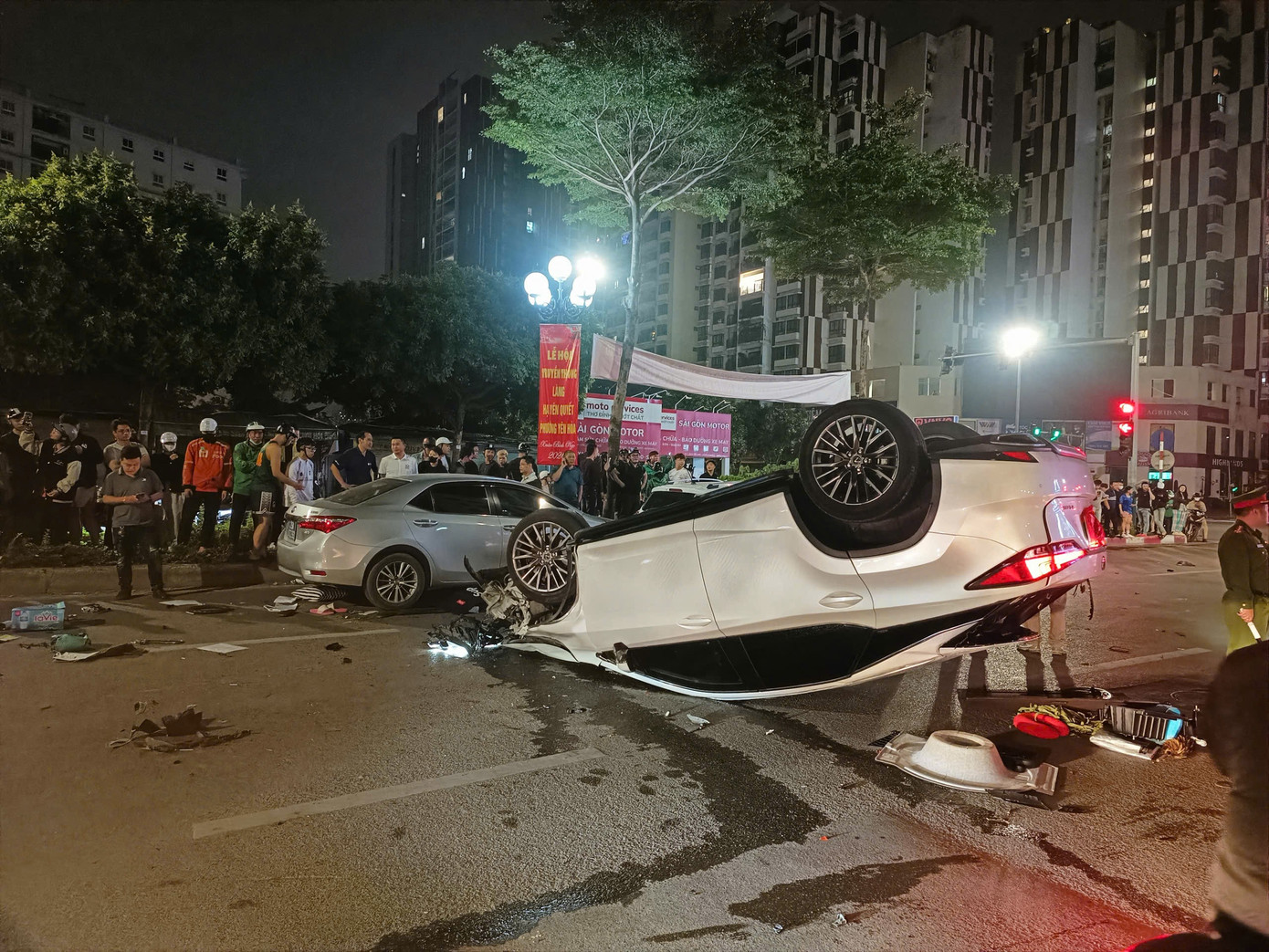 H&agrave; Nội: &Ocirc; t&ocirc; Lexus g&acirc;y tai nạn li&ecirc;n ho&agrave;n tr&ecirc;n phố Trung K&iacute;nh rồi lật ngửa- Ảnh 2.