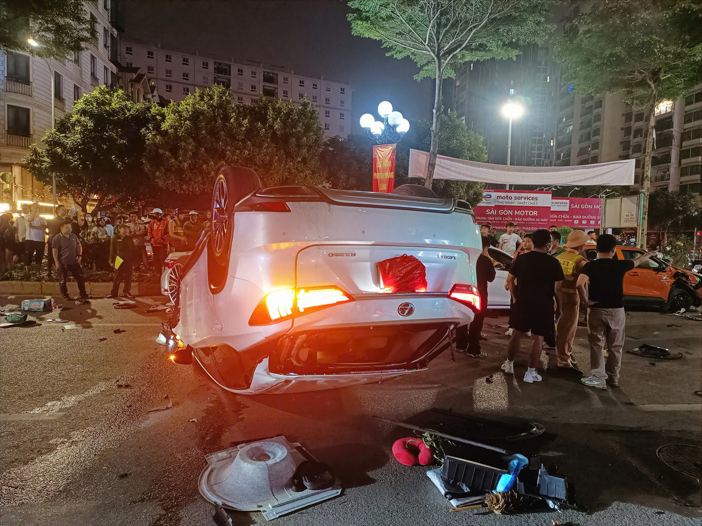 H&agrave; Nội: &Ocirc; t&ocirc; Lexus g&acirc;y tai nạn li&ecirc;n ho&agrave;n tr&ecirc;n phố Trung K&iacute;nh rồi lật ngửa- Ảnh 4.