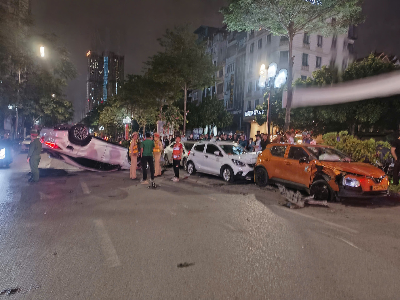 H&agrave; Nội: &Ocirc; t&ocirc; Lexus g&acirc;y tai nạn li&ecirc;n ho&agrave;n tr&ecirc;n phố Trung K&iacute;nh rồi lật ngửa- Ảnh 1.