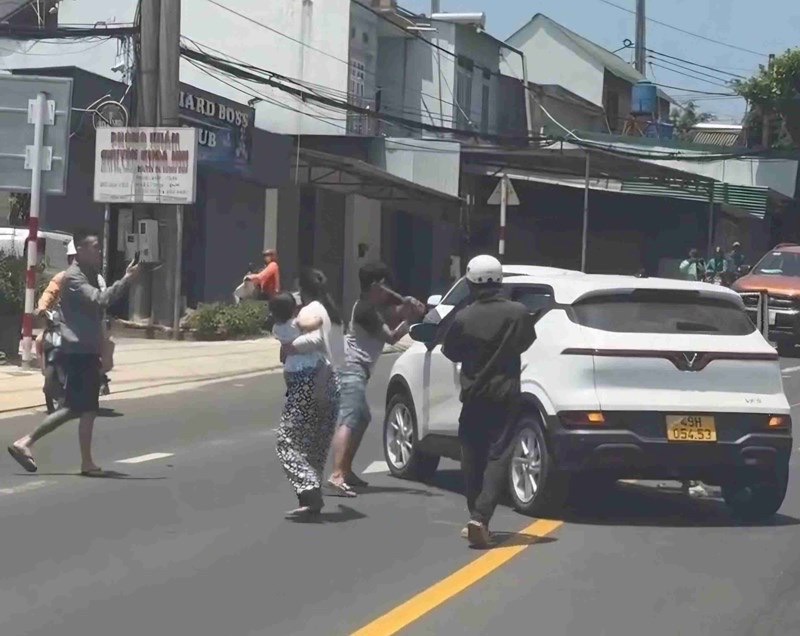 Ch&acirc;n dung người đ&agrave;n &ocirc;ng chặn đầu, cầm gậy đập ph&aacute; taxi giữa đường, nguy&ecirc;n nh&acirc;n kh&ocirc;ng ngờ- Ảnh 1.