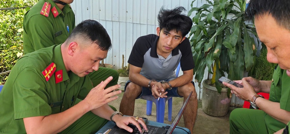 Ch&acirc;n dung người đ&agrave;n &ocirc;ng chặn đầu, cầm gậy đập ph&aacute; taxi giữa đường, nguy&ecirc;n nh&acirc;n kh&ocirc;ng ngờ- Ảnh 2.