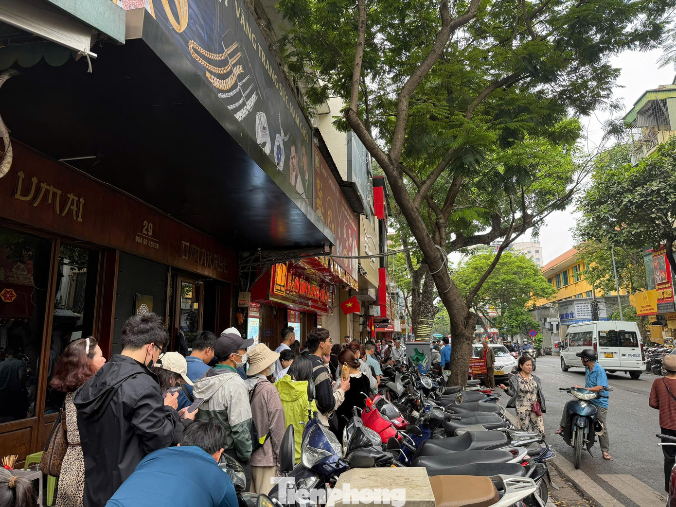 Khổ sở xếp h&agrave;ng mua v&agrave;ng bạc rồi tr&uacute;ng quả... đắng- Ảnh 1.