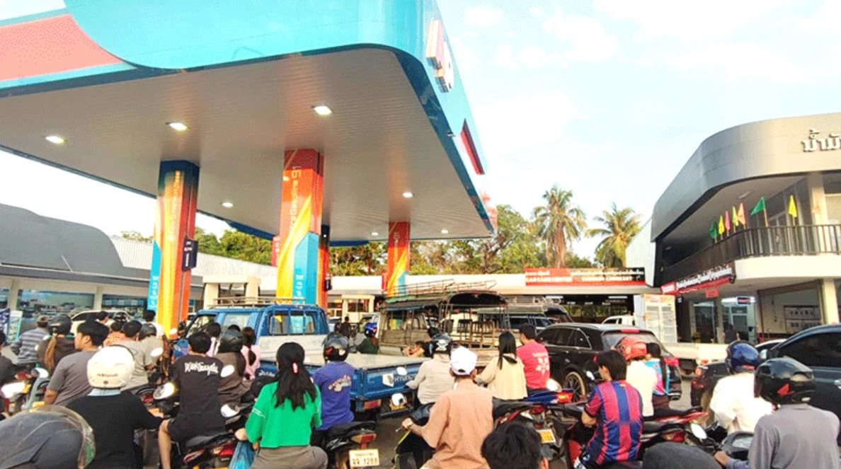 Nước l&aacute;ng giềng Việt Nam thu nhập b&igrave;nh qu&acirc;n 5 triệu đồng/th&aacute;ng, nay gi&aacute; xăng tăng top đầu thế giới- Ảnh 1.