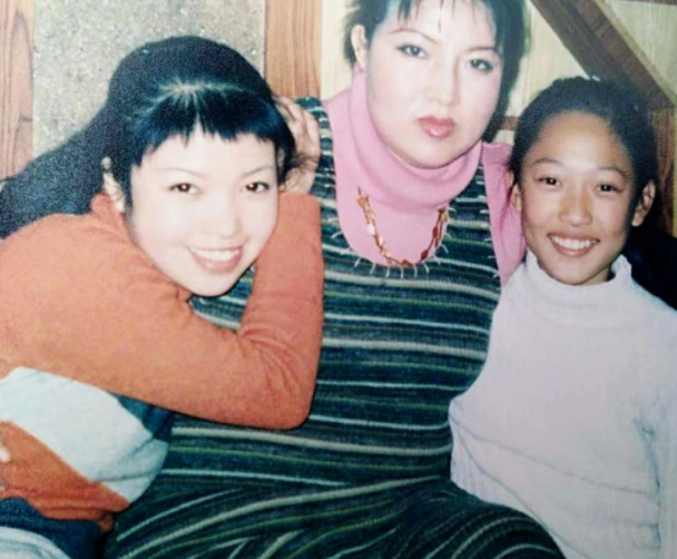 C&ocirc; g&aacute;i cao 1m80 bị &eacute;p dao k&eacute;o từ năm 14 tuổi, hơn 300 lần phẫu thuật: Gương mặt hiện tại thế n&agrave;o?- Ảnh 3.