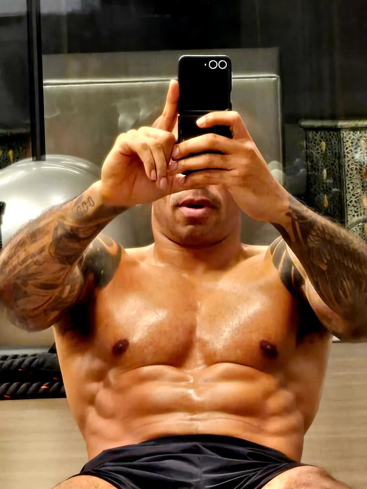 U50 vẫn sở hữu body cực khét, huyền thoại Arsenal chuẩn bị lên sàn boxing?- Ảnh 1. U50 vẫn sở hữu body cực khét, huyền thoại Arsenal chuẩn bị lên sàn boxing?- Ảnh 1.