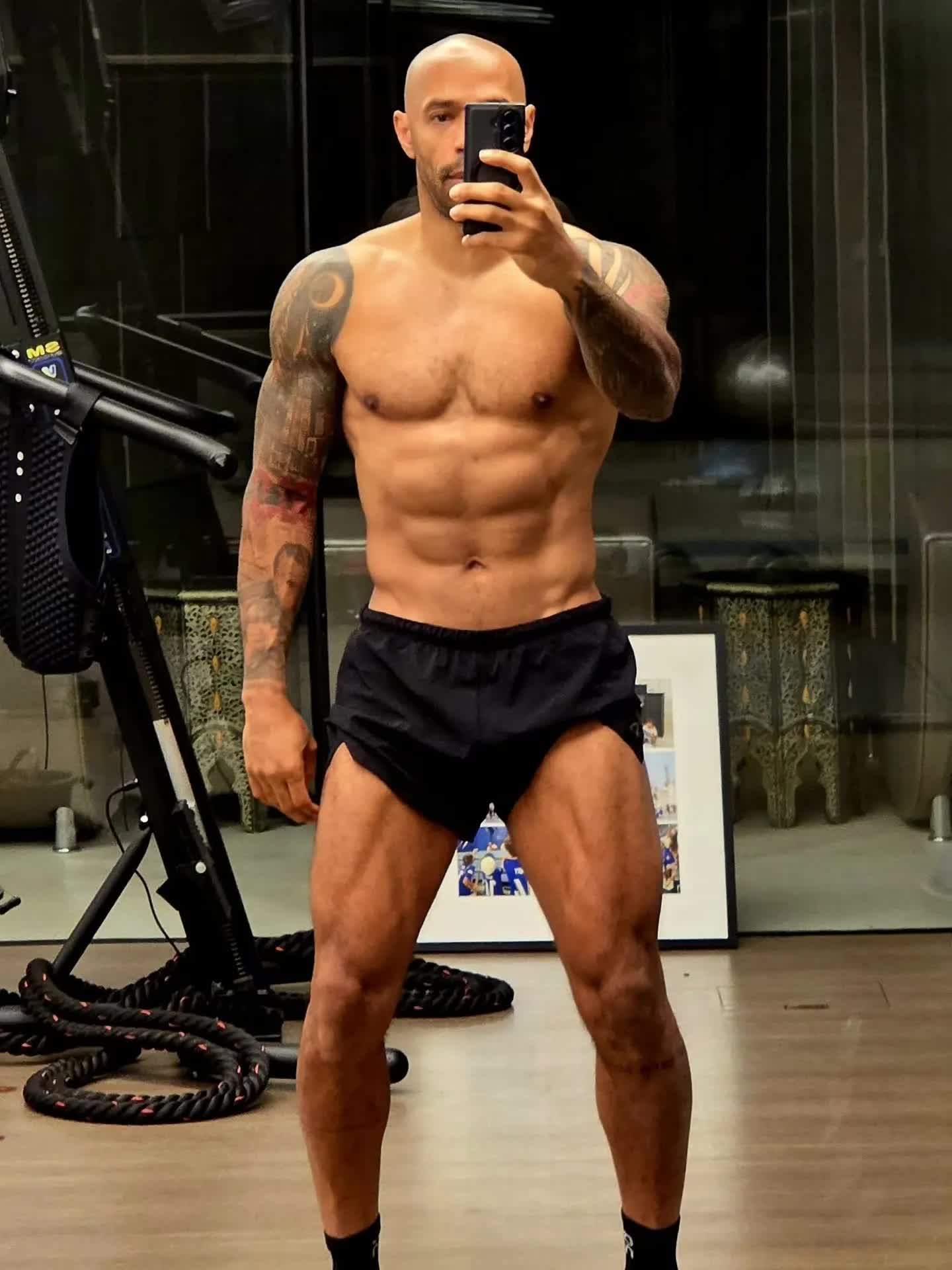 U50 vẫn sở hữu body cực khét, huyền thoại Arsenal chuẩn bị lên sàn boxing?- Ảnh 2. U50 vẫn sở hữu body cực khét, huyền thoại Arsenal chuẩn bị lên sàn boxing?- Ảnh 2.