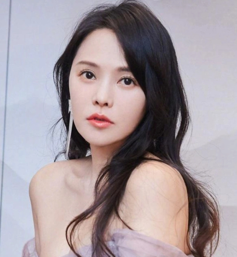 Nữ diễn vi&ecirc;n nổi tiếng định cho con g&aacute;i... vay tiền, ai ngờ con n&oacute;i 1 c&acirc;u khiến cả MXH phải vỗ tay khen mẹ kh&eacute;o dạy!- Ảnh 1.