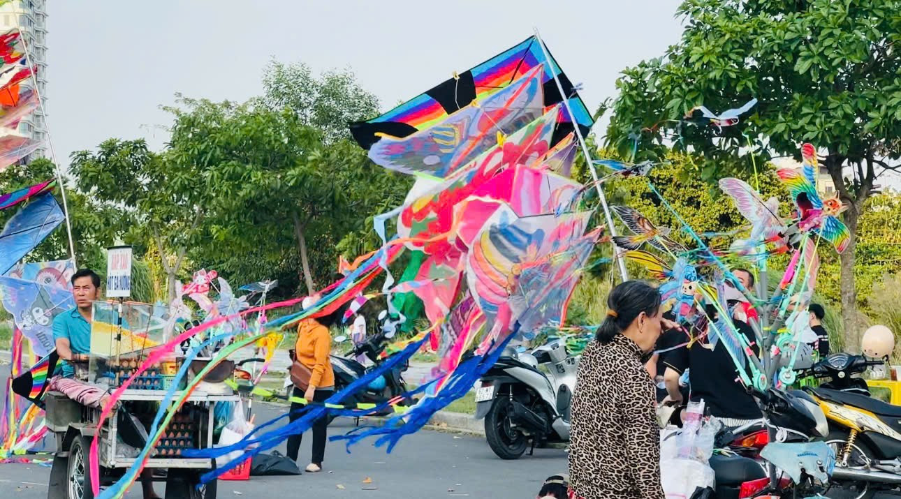 C&aacute;nh đồng diều Thủ Thi&ecirc;m v&agrave;o m&ugrave;a 'h&uacute;t' giới trẻ- Ảnh 2.