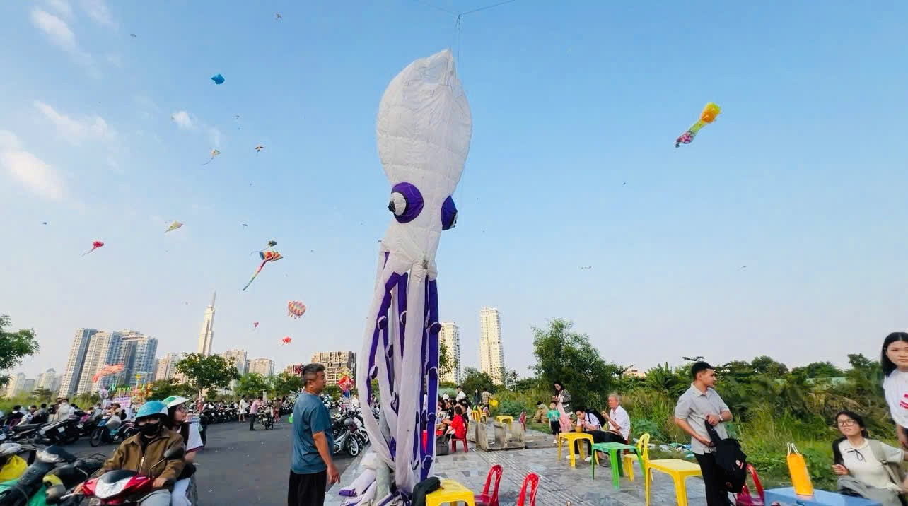 C&aacute;nh đồng diều Thủ Thi&ecirc;m v&agrave;o m&ugrave;a 'h&uacute;t' giới trẻ- Ảnh 3.