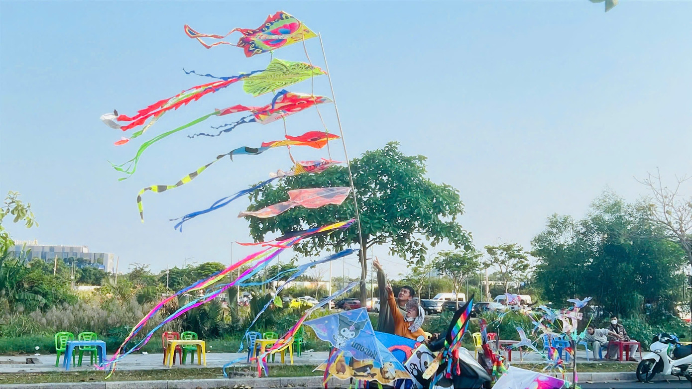 C&aacute;nh đồng diều Thủ Thi&ecirc;m v&agrave;o m&ugrave;a 'h&uacute;t' giới trẻ- Ảnh 11.