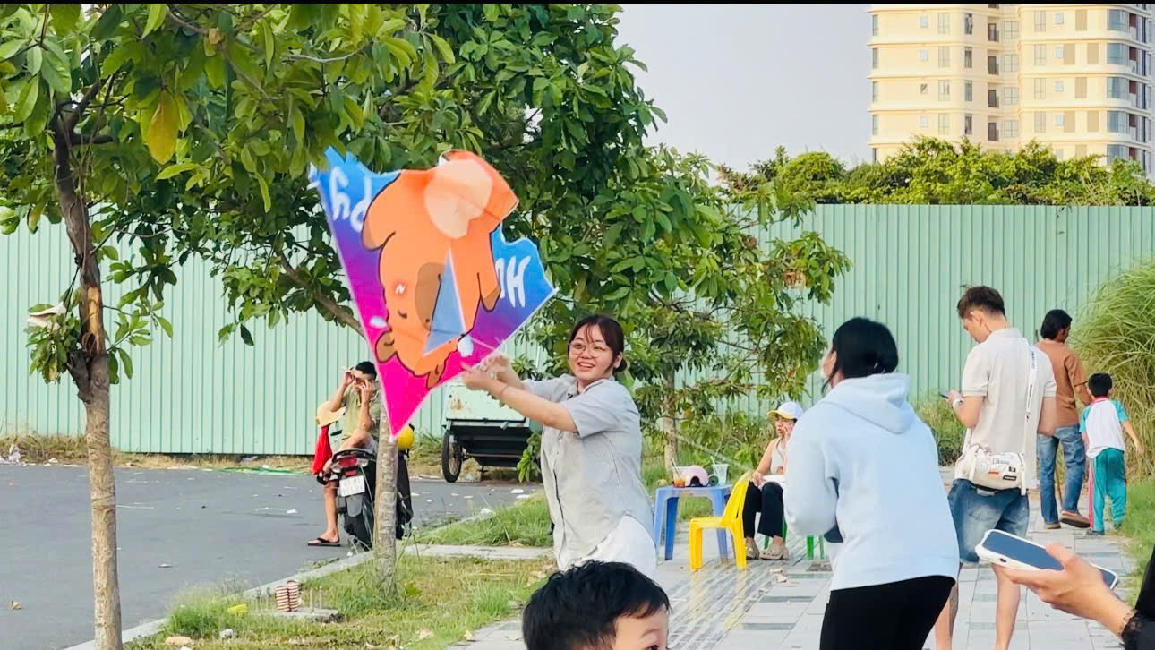 C&aacute;nh đồng diều Thủ Thi&ecirc;m v&agrave;o m&ugrave;a 'h&uacute;t' giới trẻ- Ảnh 14.