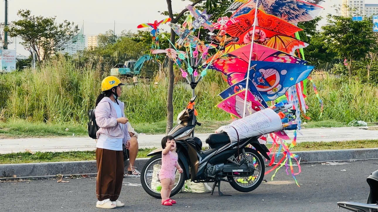 C&aacute;nh đồng diều Thủ Thi&ecirc;m v&agrave;o m&ugrave;a 'h&uacute;t' giới trẻ- Ảnh 16.