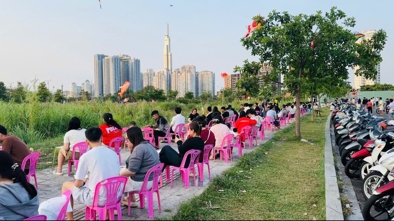 C&aacute;nh đồng diều Thủ Thi&ecirc;m v&agrave;o m&ugrave;a 'h&uacute;t' giới trẻ- Ảnh 17.