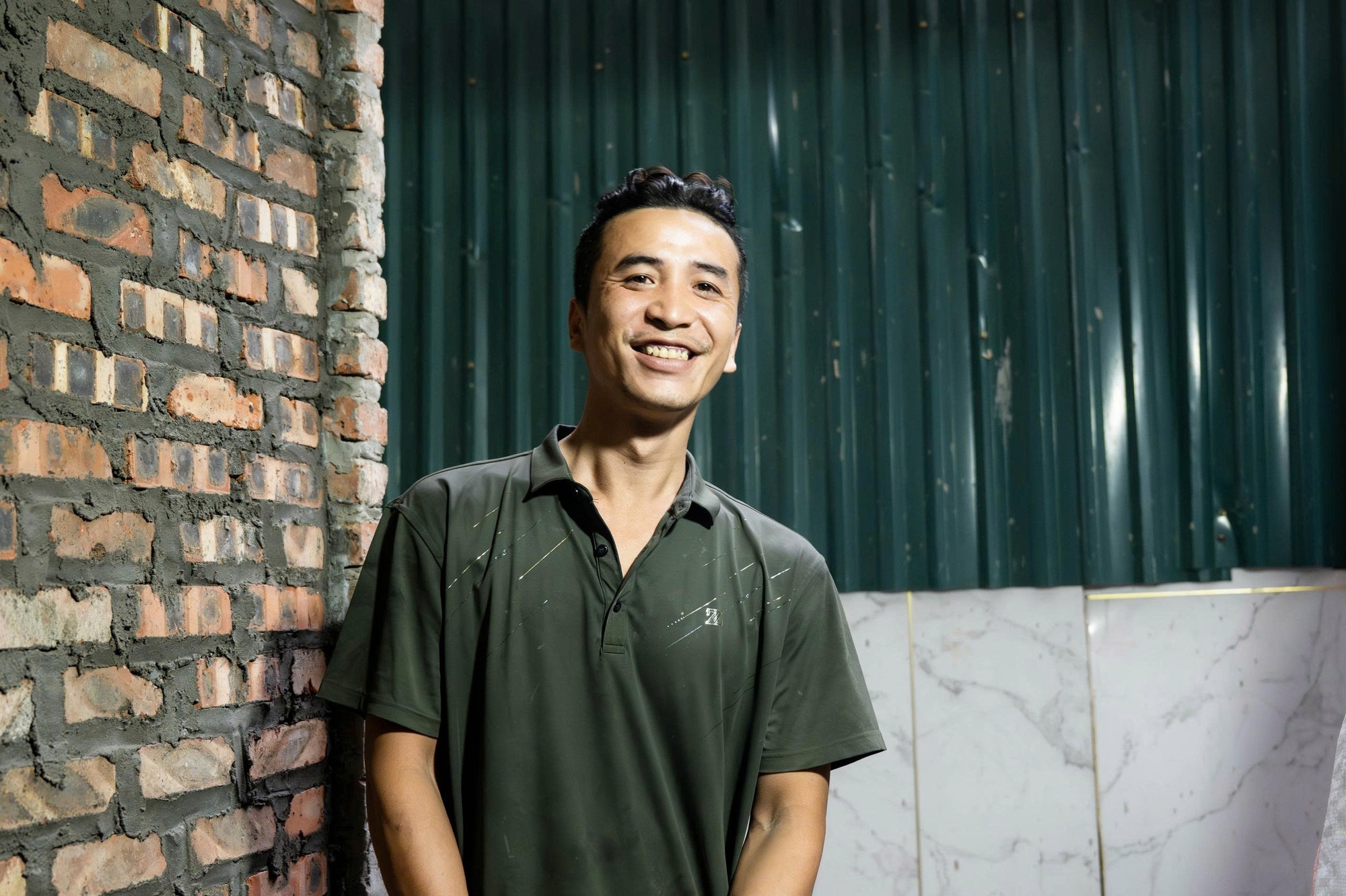 Gặp nh&oacute;m thợ x&acirc;y h&oacute;a "người h&ugrave;ng" đưa 7 người tho&aacute;t khỏi vụ ch&aacute;y tại Lĩnh Nam: &ldquo;L&uacute;c đấy cứu người tự nhi&ecirc;n thấy bớt sợ đi&rdquo;- Ảnh 9.