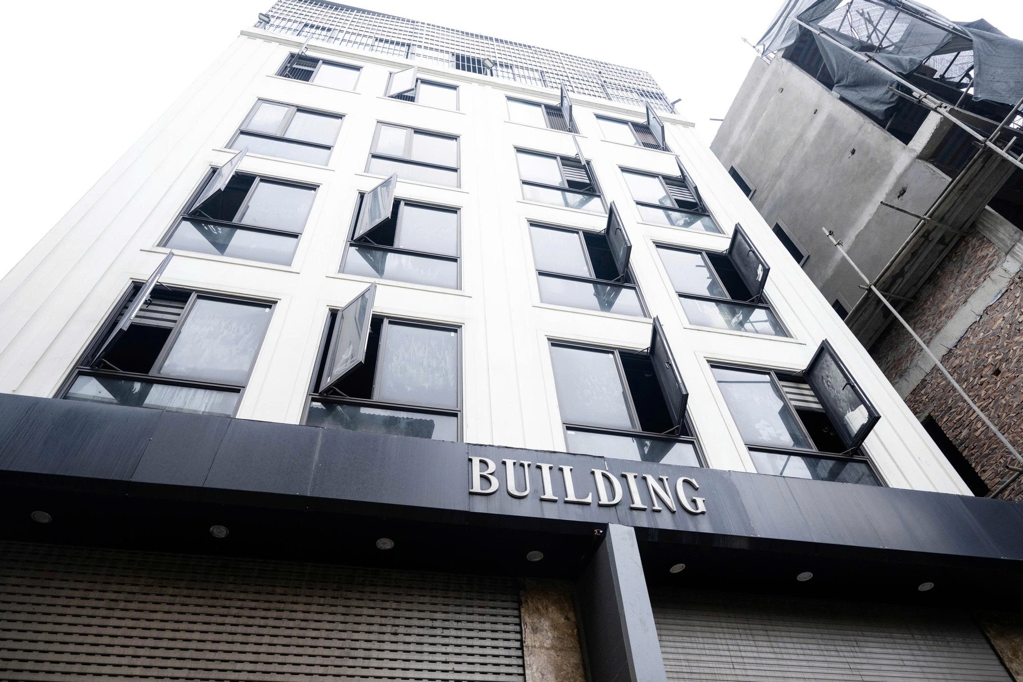 Gặp nh&oacute;m thợ x&acirc;y h&oacute;a "người h&ugrave;ng" đưa 7 người tho&aacute;t khỏi vụ ch&aacute;y tại Lĩnh Nam: &ldquo;L&uacute;c đấy cứu người tự nhi&ecirc;n thấy bớt sợ đi&rdquo;- Ảnh 1.