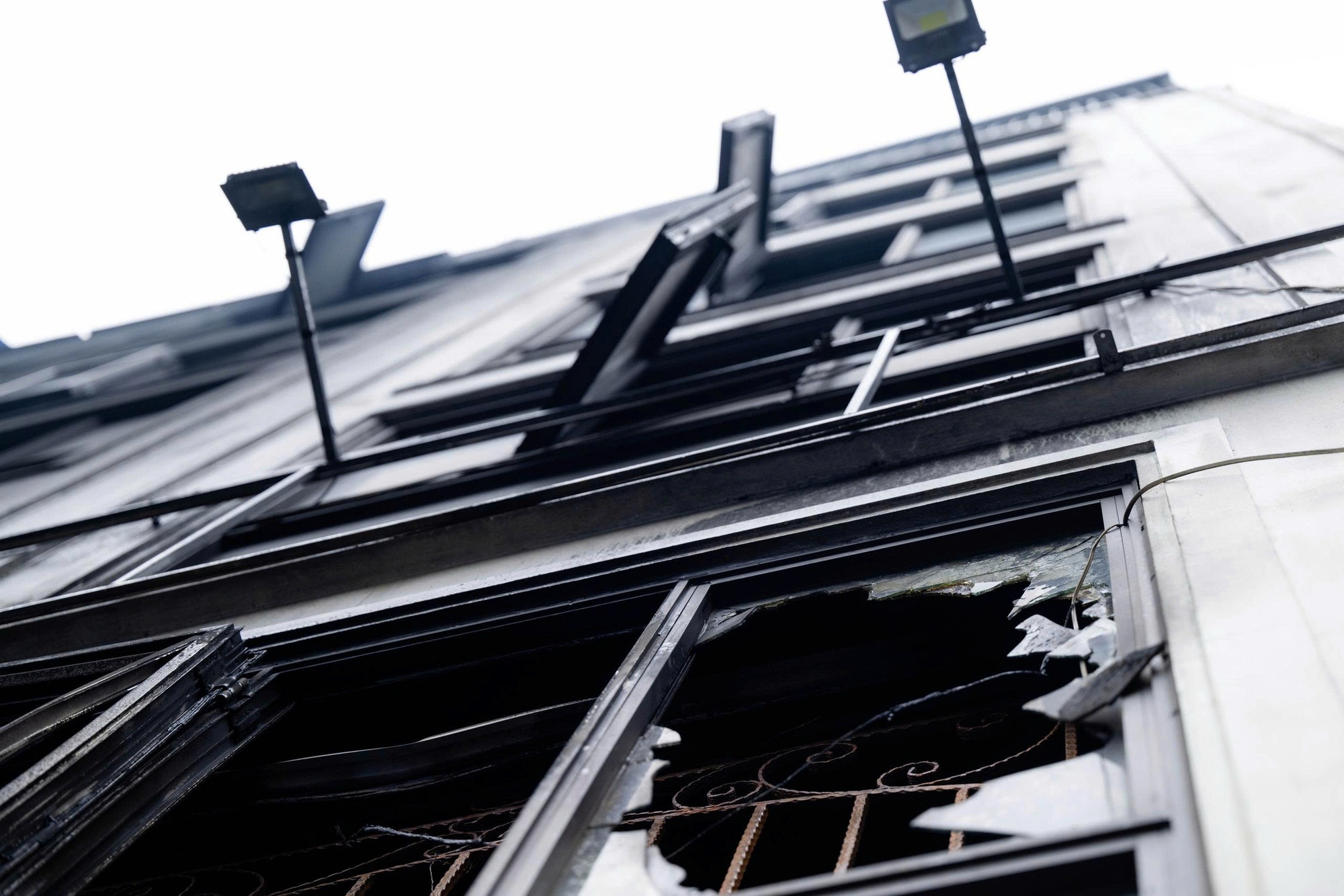 Gặp nh&oacute;m thợ x&acirc;y h&oacute;a "người h&ugrave;ng" đưa 7 người tho&aacute;t khỏi vụ ch&aacute;y tại Lĩnh Nam: &ldquo;L&uacute;c đấy cứu người tự nhi&ecirc;n thấy bớt sợ đi&rdquo;- Ảnh 2.