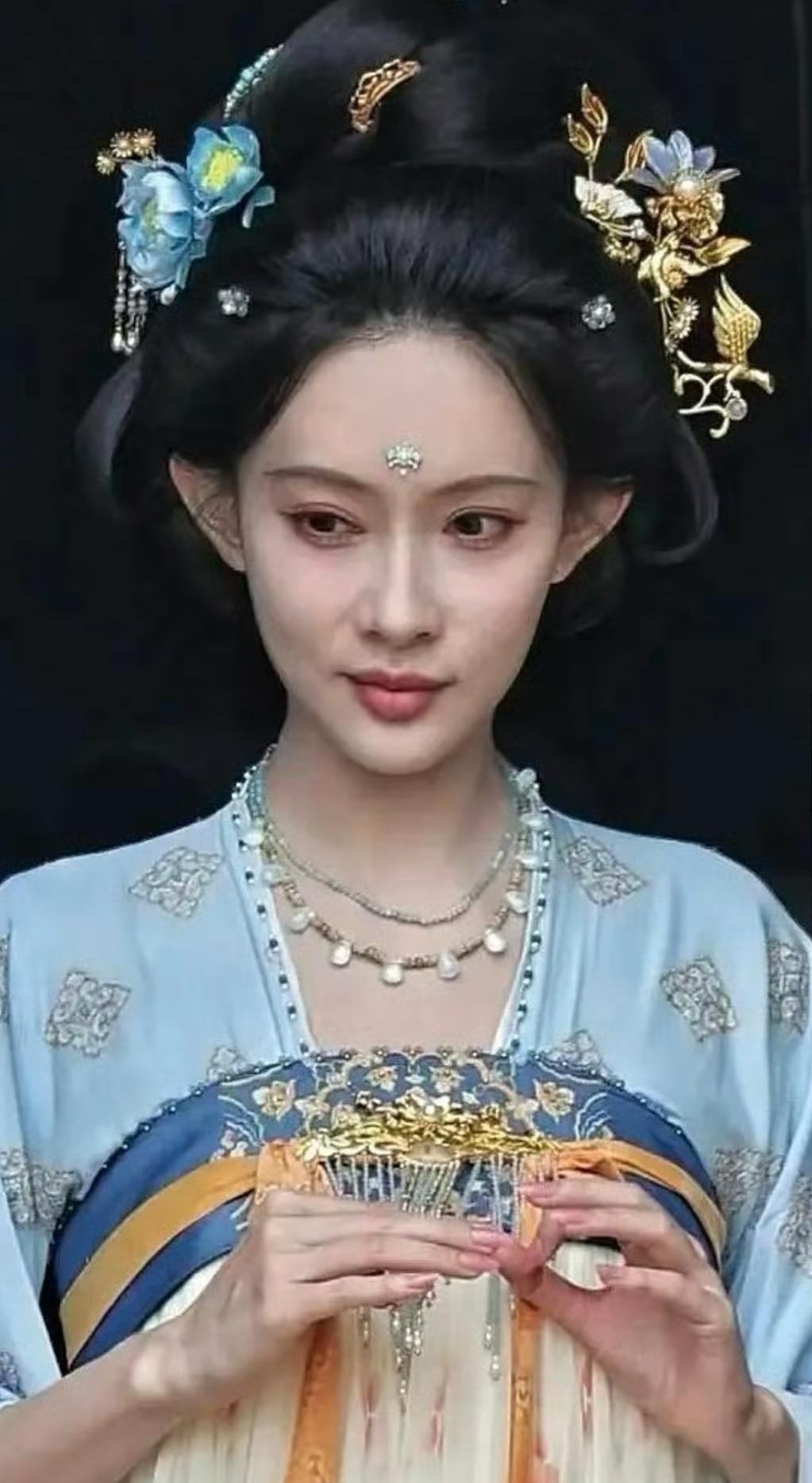 Ai bắt mỹ nh&acirc;n n&agrave;y ăn cơm gi&ugrave;m với: Người gầy như bộ xương, eo nhỏ hơn bảng t&ecirc;n, gi&oacute; thổi nhẹ cũng bay- Ảnh 5.