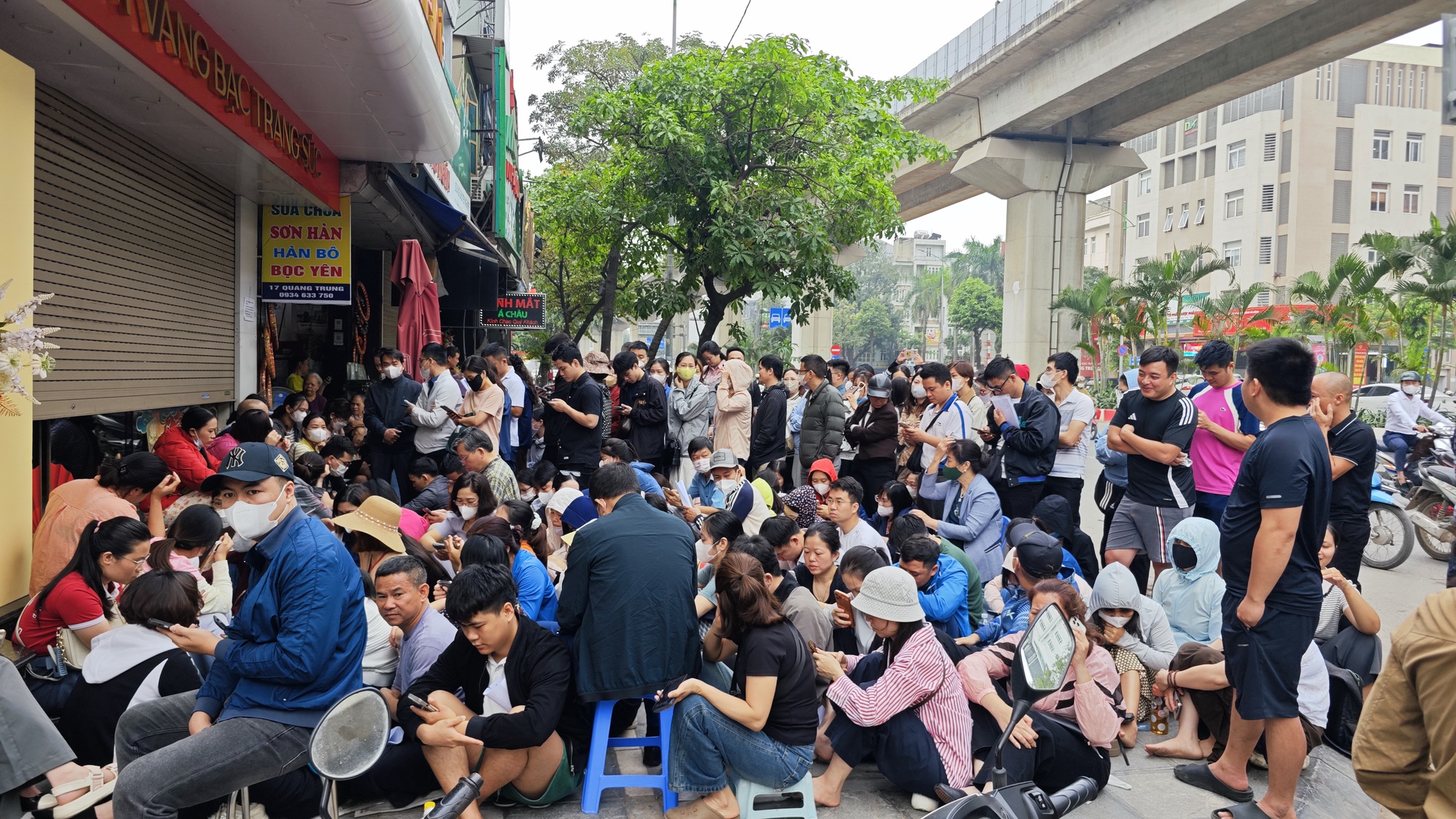 Cửa h&agrave;ng v&agrave;ng Bảo T&iacute;n Mạnh Hải ken đặc người xếp h&agrave;ng từ 4 - 5h s&aacute;ng sau loạt tin nhắn bất ngờ- Ảnh 2.