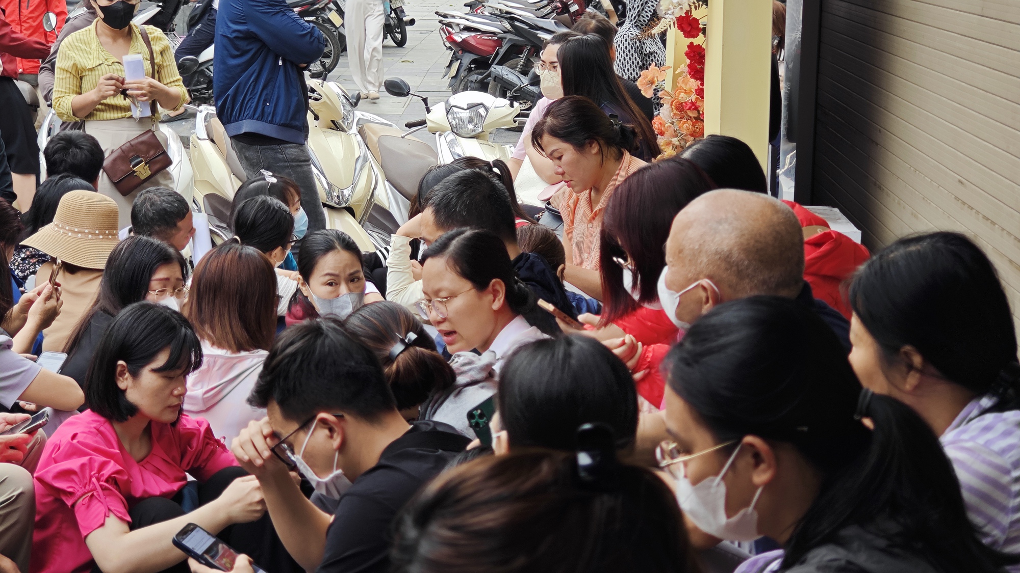 Cửa h&agrave;ng v&agrave;ng Bảo T&iacute;n Mạnh Hải ken đặc người xếp h&agrave;ng từ 4 - 5h s&aacute;ng sau loạt tin nhắn bất ngờ- Ảnh 9.