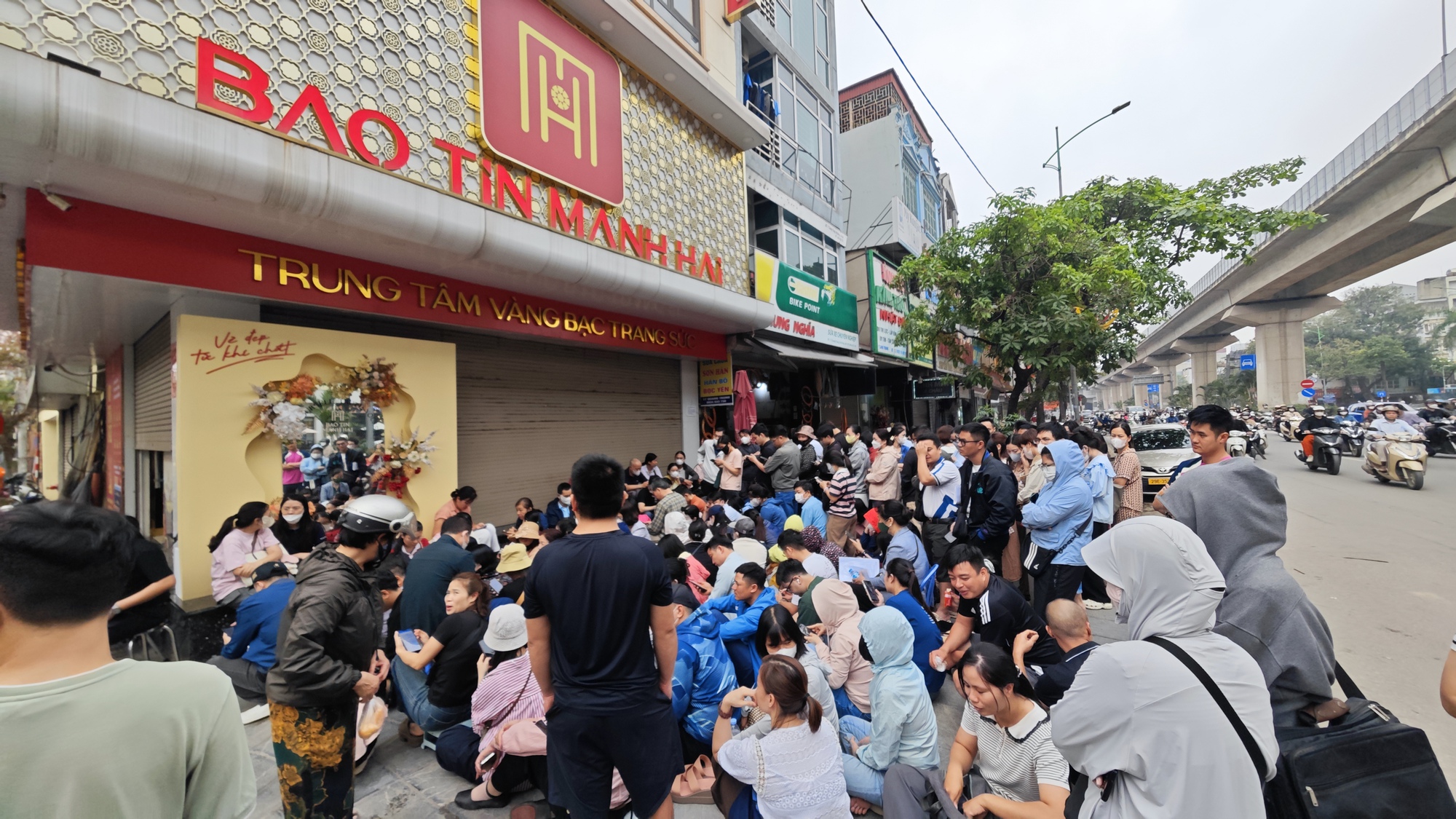 Cửa h&agrave;ng v&agrave;ng Bảo T&iacute;n Mạnh Hải ken đặc người xếp h&agrave;ng từ 4 - 5h s&aacute;ng sau loạt tin nhắn bất ngờ- Ảnh 1.