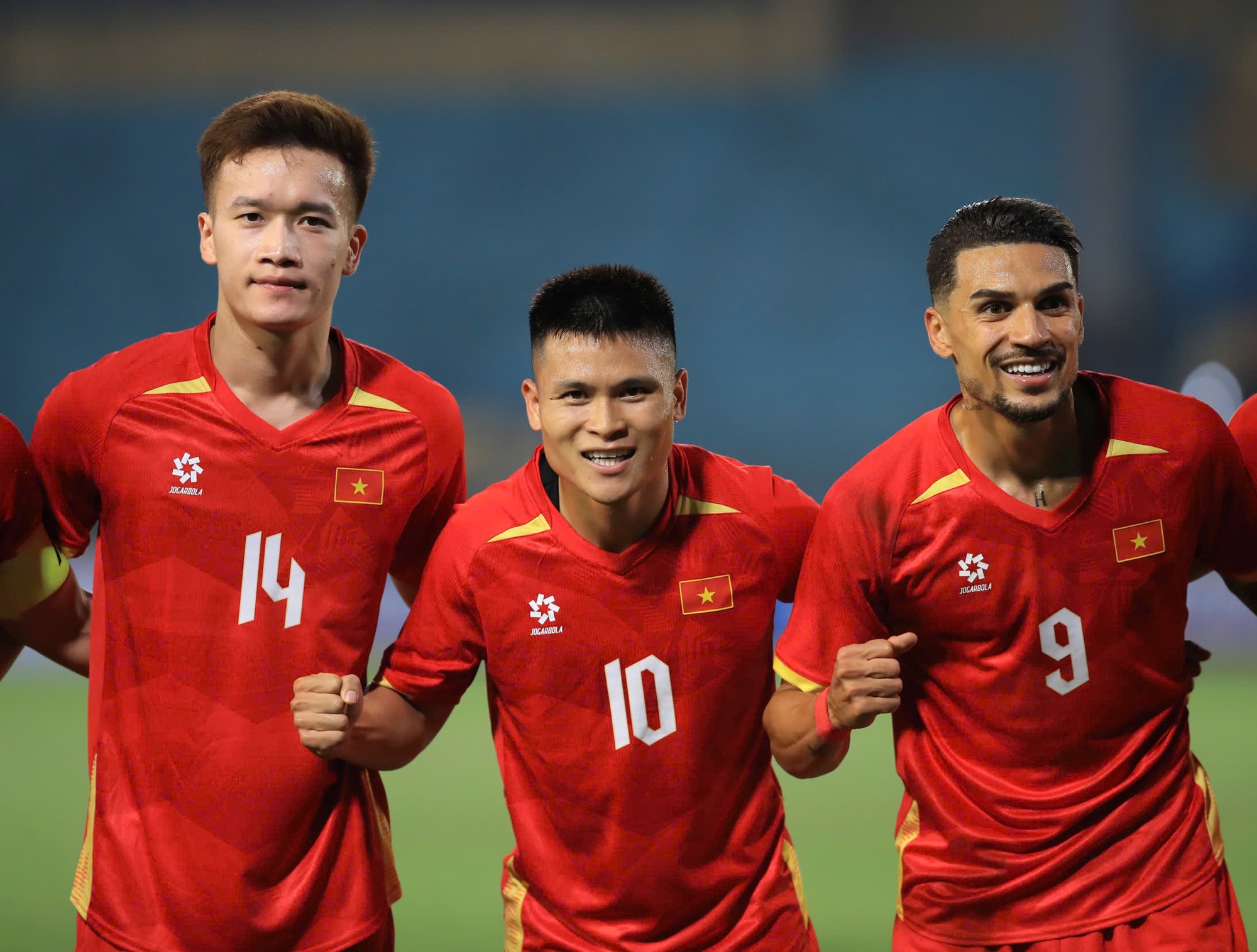 Ảnh: Đội tuyển Việt Nam 3 lần ăn mừng b&agrave;n thắng chỉ trong hiệp 1, cựu sao Ngoại hạng Anh cũng phải "bất lực"- Ảnh 1.