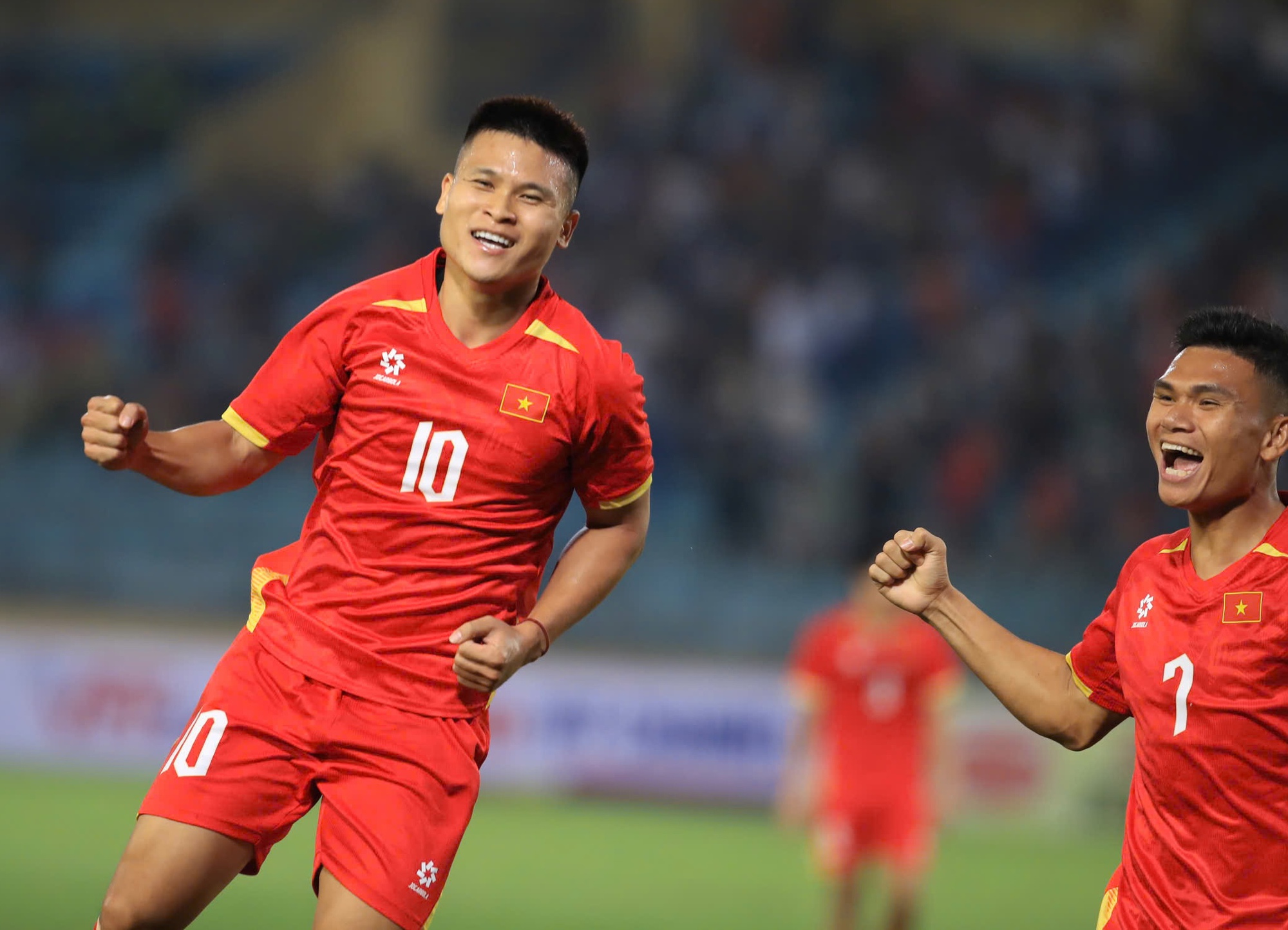 Ảnh: Đội tuyển Việt Nam 3 lần ăn mừng b&agrave;n thắng chỉ trong hiệp 1, cựu sao Ngoại hạng Anh cũng phải "bất lực"- Ảnh 4.