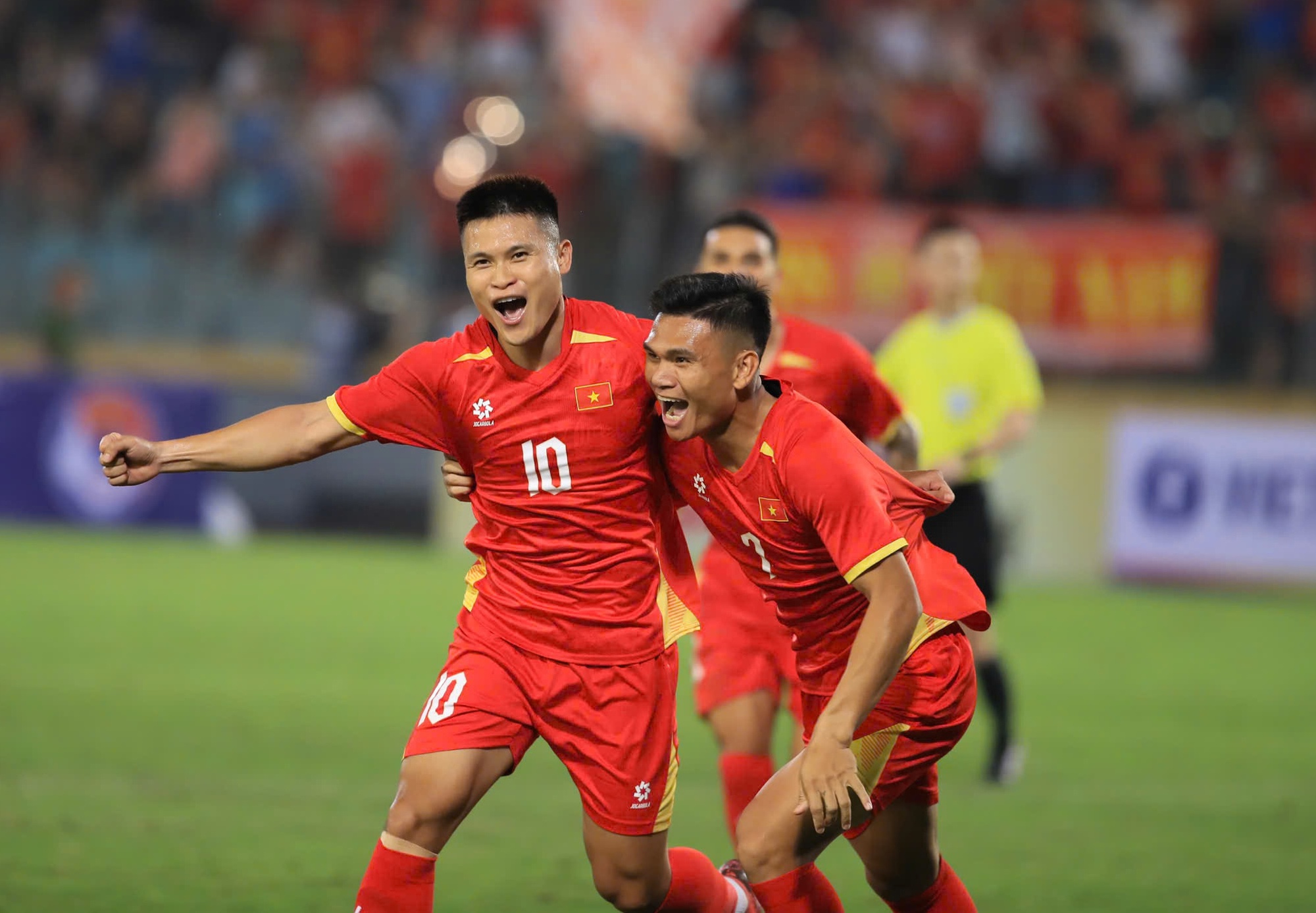 Ảnh: Đội tuyển Việt Nam 3 lần ăn mừng b&agrave;n thắng chỉ trong hiệp 1, cựu sao Ngoại hạng Anh cũng phải "bất lực"- Ảnh 7.