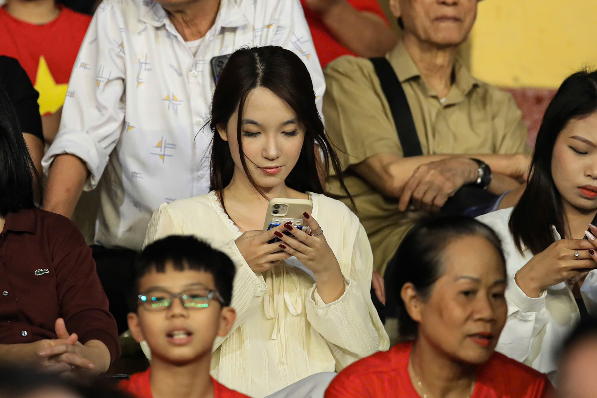 Danh t&iacute;nh 2 c&ocirc; g&aacute;i khiến cameraman VTV &ldquo;ghi b&agrave;n&rdquo;, được t&igrave;m kiếm nhiều nhất hiện tại- Ảnh 14.