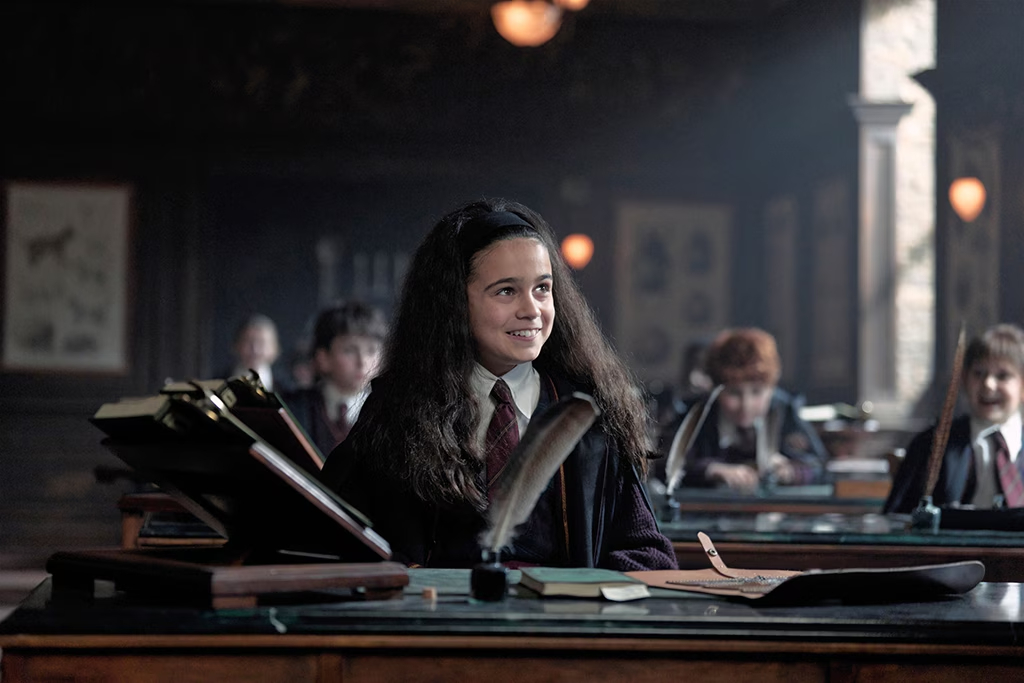 Sốc visual bộ ba Harry Potter bản truyền h&igrave;nh: Hermione giống nguy&ecirc;n t&aacute;c đến từng chiếc răng, ai được cả thế giới lao v&agrave;o khen?- Ảnh 3.