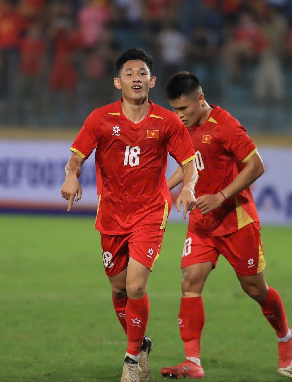 Ảnh: Đội tuyển Việt Nam 3 lần ăn mừng b&agrave;n thắng chỉ trong hiệp 1, cựu sao Ngoại hạng Anh cũng phải "bất lực"- Ảnh 11.