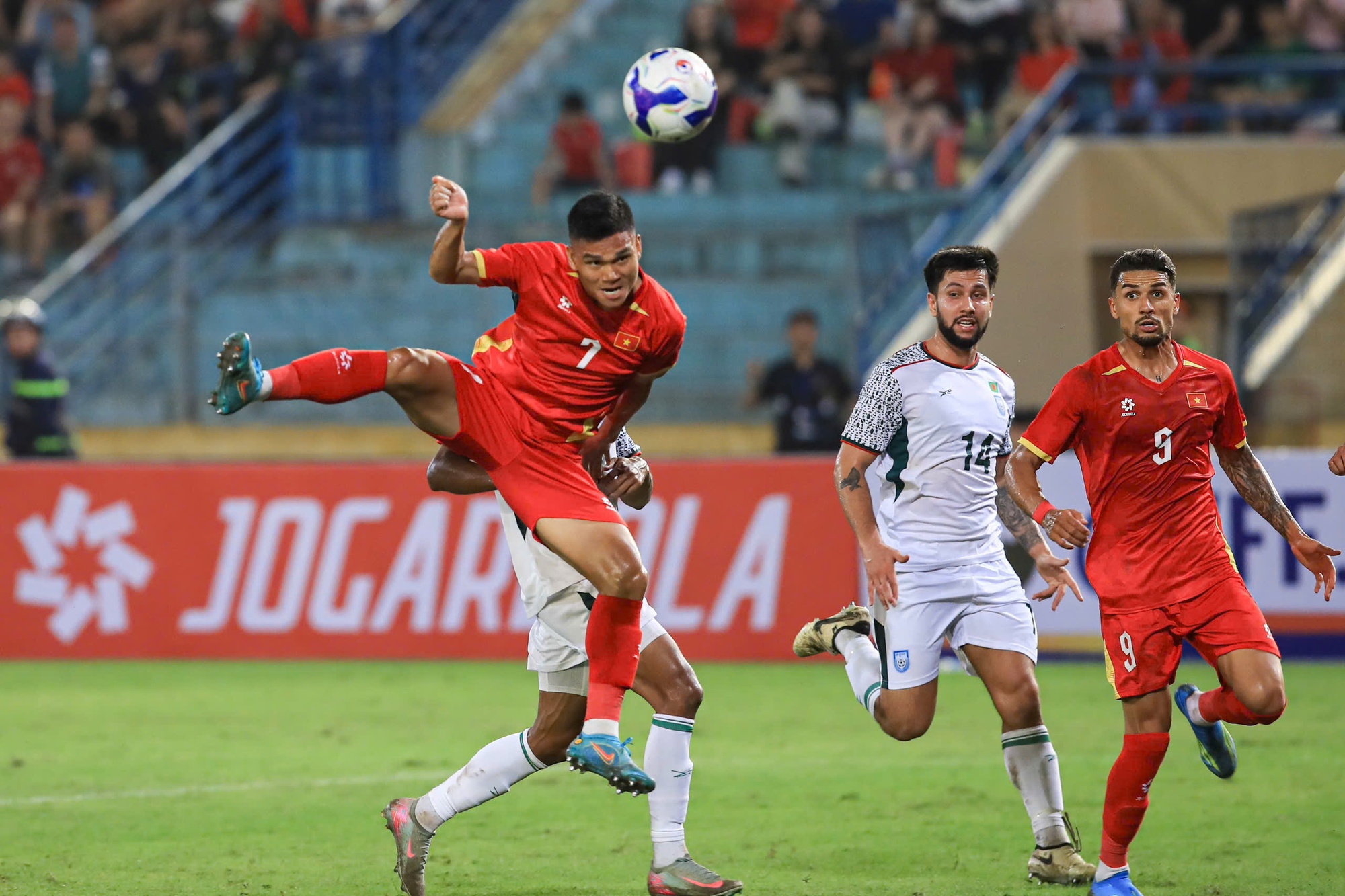 Ảnh: Đội tuyển Việt Nam 3 lần ăn mừng b&agrave;n thắng chỉ trong hiệp 1, cựu sao Ngoại hạng Anh cũng phải "bất lực"- Ảnh 5.