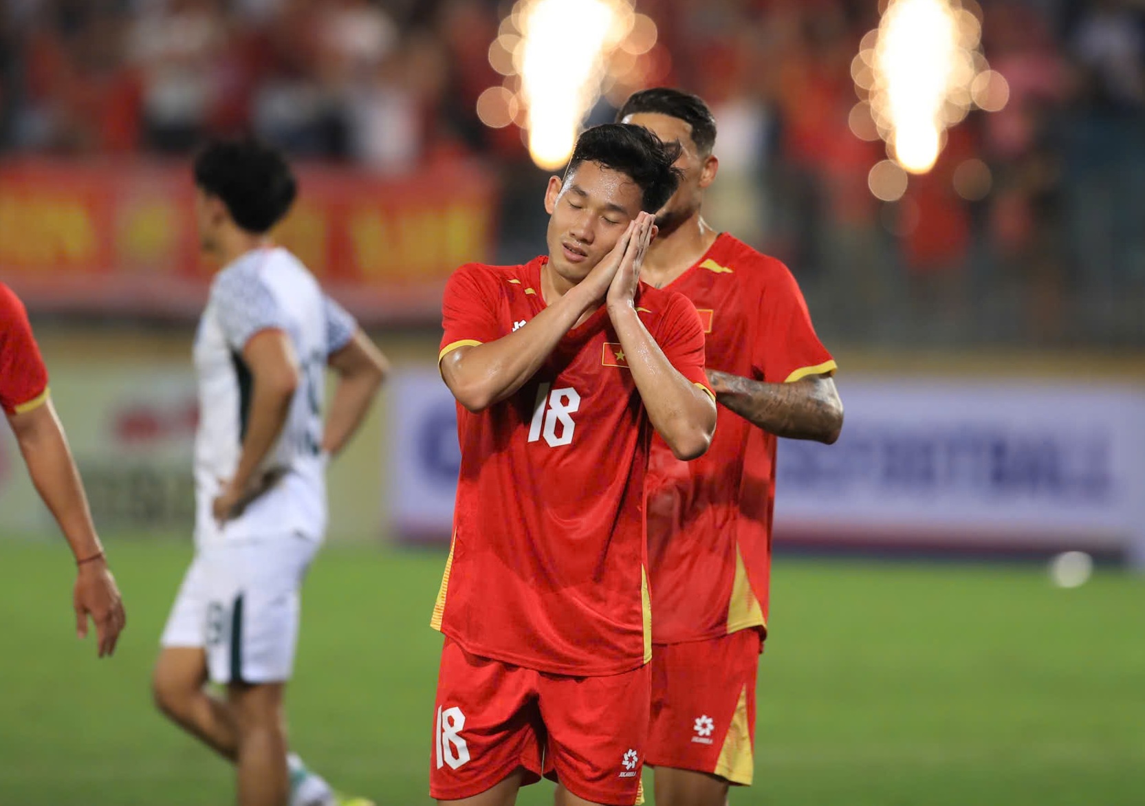 Ảnh: Đội tuyển Việt Nam 3 lần ăn mừng b&agrave;n thắng chỉ trong hiệp 1, cựu sao Ngoại hạng Anh cũng phải "bất lực"- Ảnh 10.