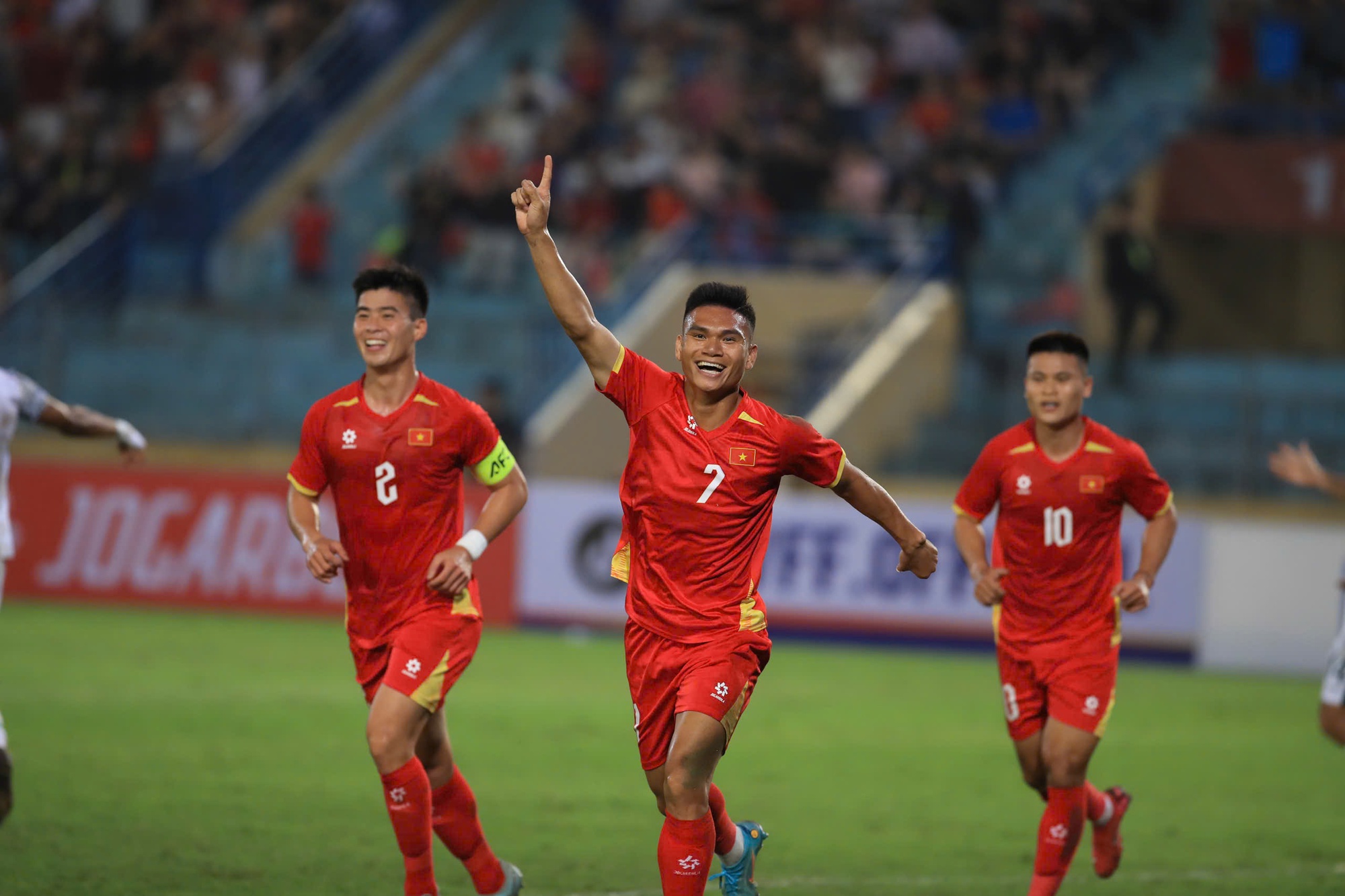 Ảnh: Đội tuyển Việt Nam 3 lần ăn mừng b&agrave;n thắng chỉ trong hiệp 1, cựu sao Ngoại hạng Anh cũng phải "bất lực"- Ảnh 6.