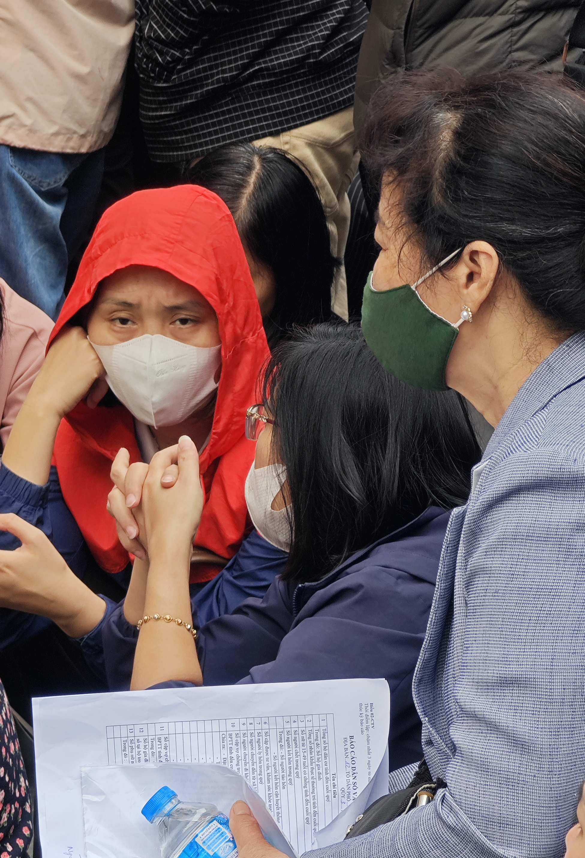 Cửa h&agrave;ng v&agrave;ng Bảo T&iacute;n Mạnh Hải ken đặc người xếp h&agrave;ng từ 4 - 5h s&aacute;ng sau loạt tin nhắn bất ngờ- Ảnh 7.