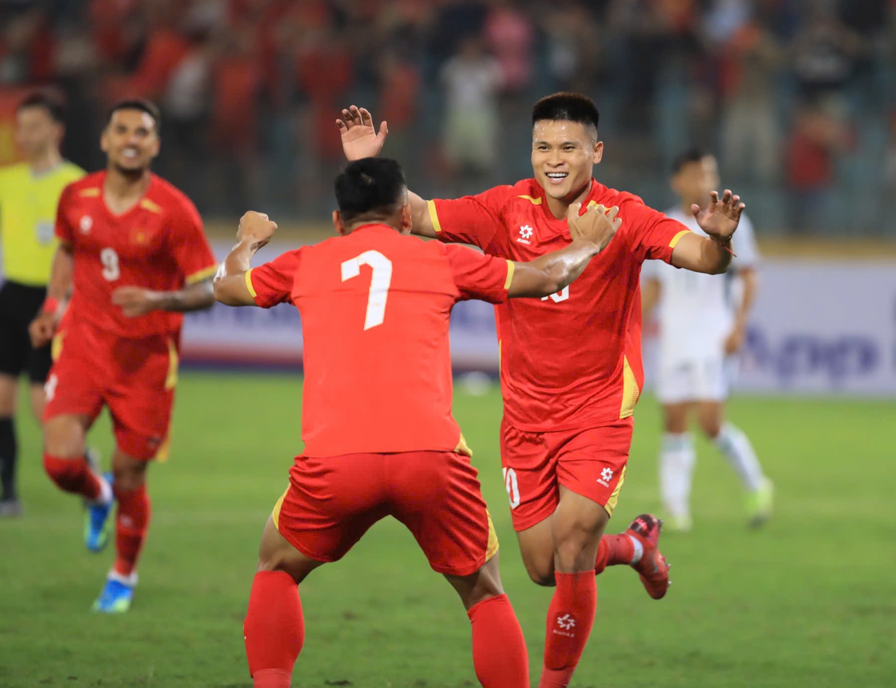 Ảnh: Đội tuyển Việt Nam 3 lần ăn mừng b&agrave;n thắng chỉ trong hiệp 1, cựu sao Ngoại hạng Anh cũng phải "bất lực"- Ảnh 14.