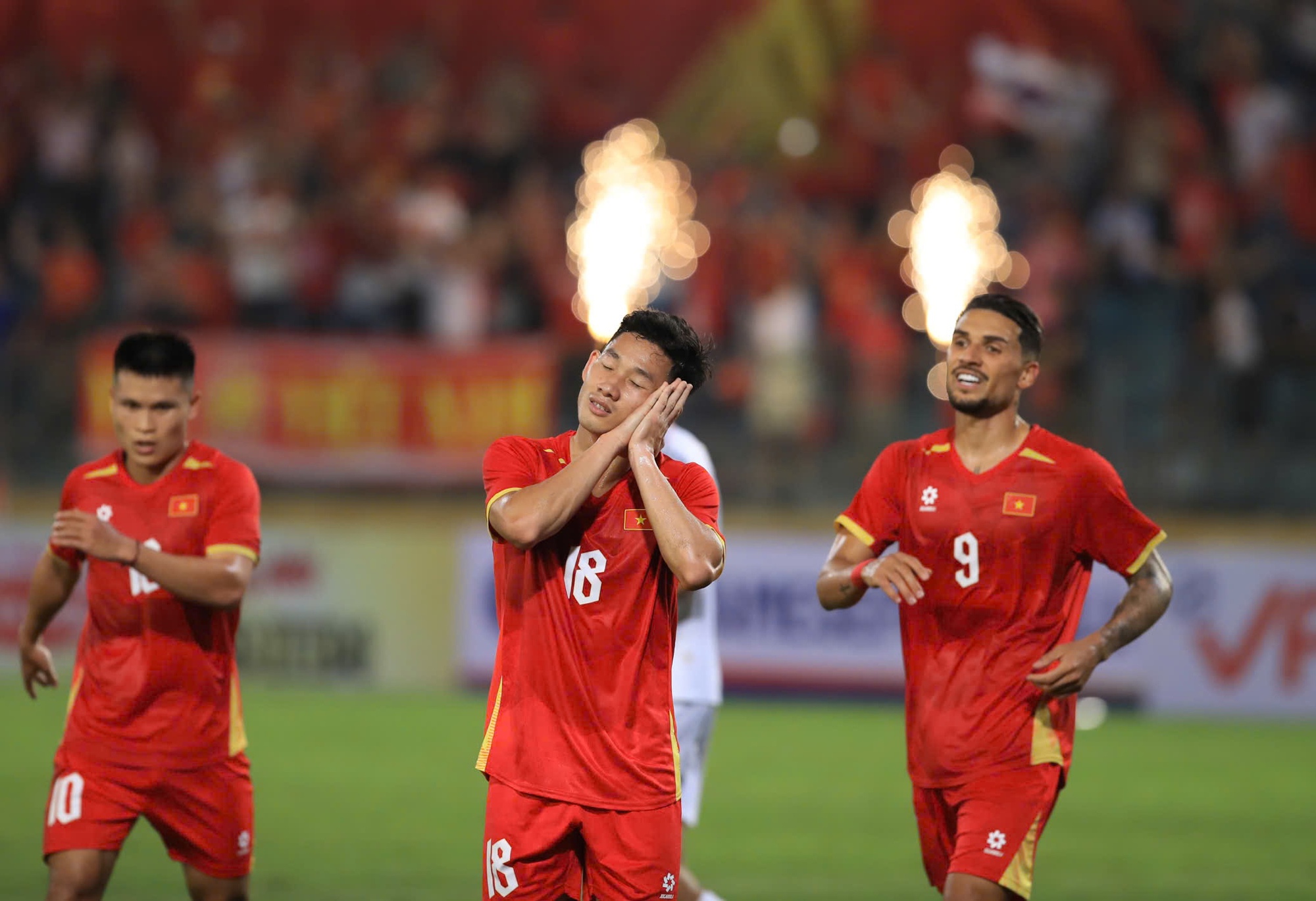 Ảnh: Đội tuyển Việt Nam 3 lần ăn mừng b&agrave;n thắng chỉ trong hiệp 1, cựu sao Ngoại hạng Anh cũng phải "bất lực"- Ảnh 9.