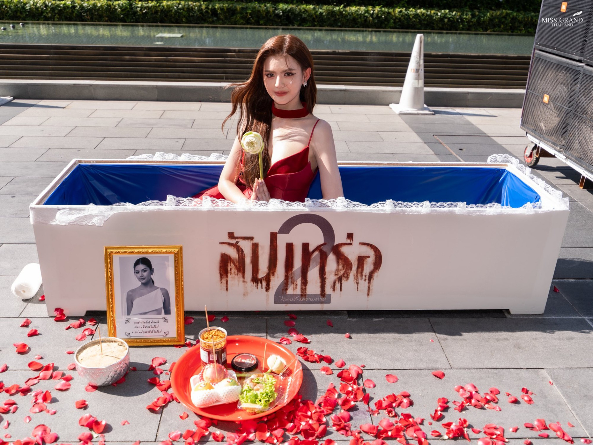 Hoa hậu rớt răng giả ngay tr&ecirc;n s&oacute;ng trực tiếp- Ảnh 2.