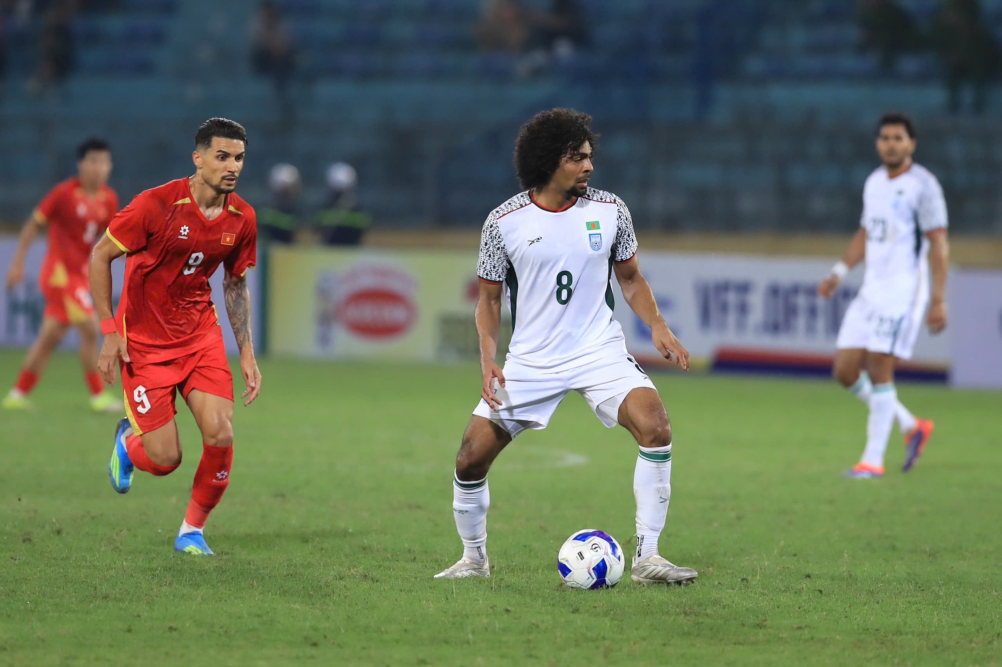 Ảnh: Đội tuyển Việt Nam 3 lần ăn mừng b&agrave;n thắng chỉ trong hiệp 1, cựu sao Ngoại hạng Anh cũng phải "bất lực"- Ảnh 13.