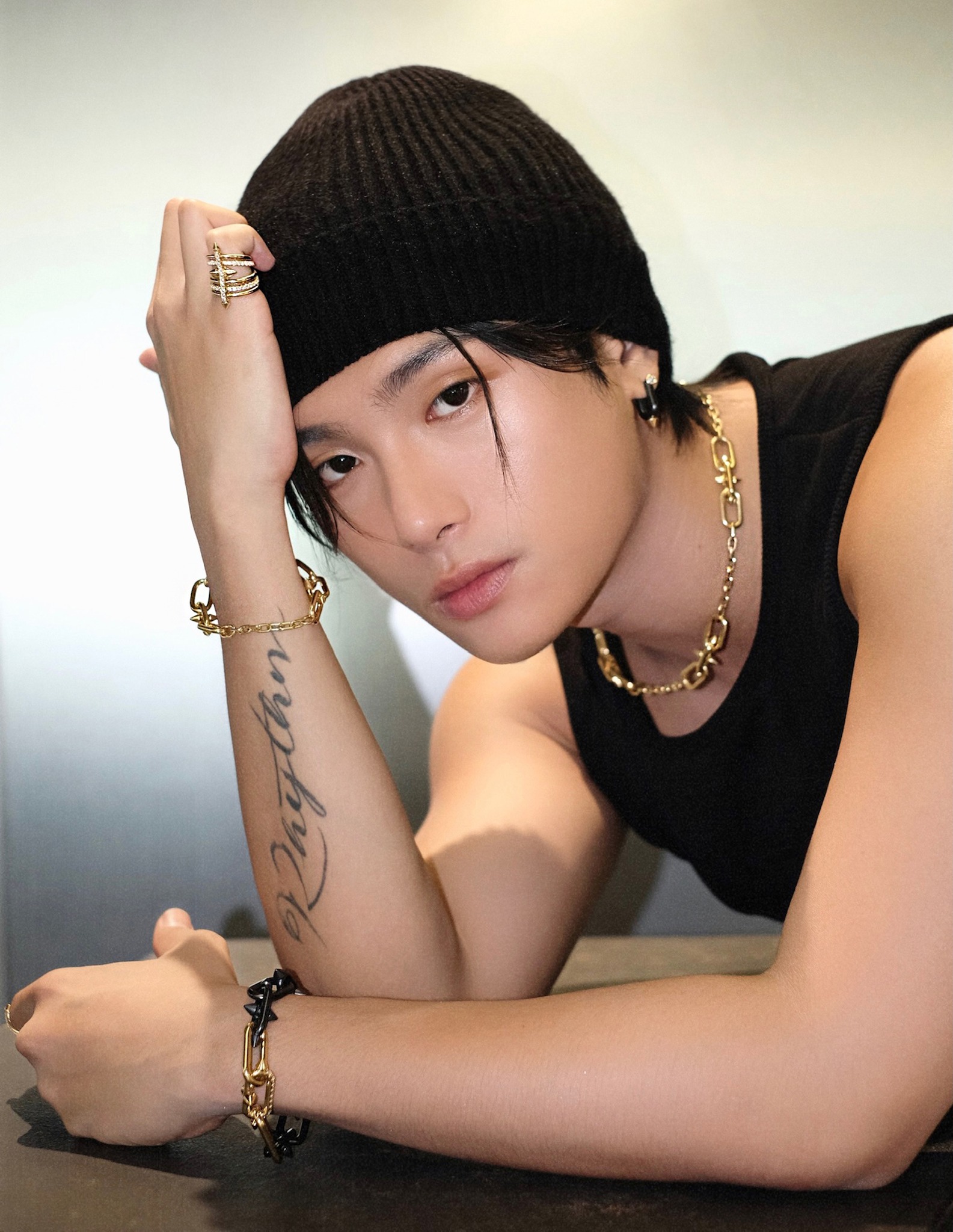 D&acirc;n t&igrave;nh m&ecirc; mệt MV mới của ho&agrave;ng tử Vbiz, tho&aacute;t khỏi "hầm c&ocirc;ng ty" comeback chất cỡ n&agrave;y!- Ảnh 10.