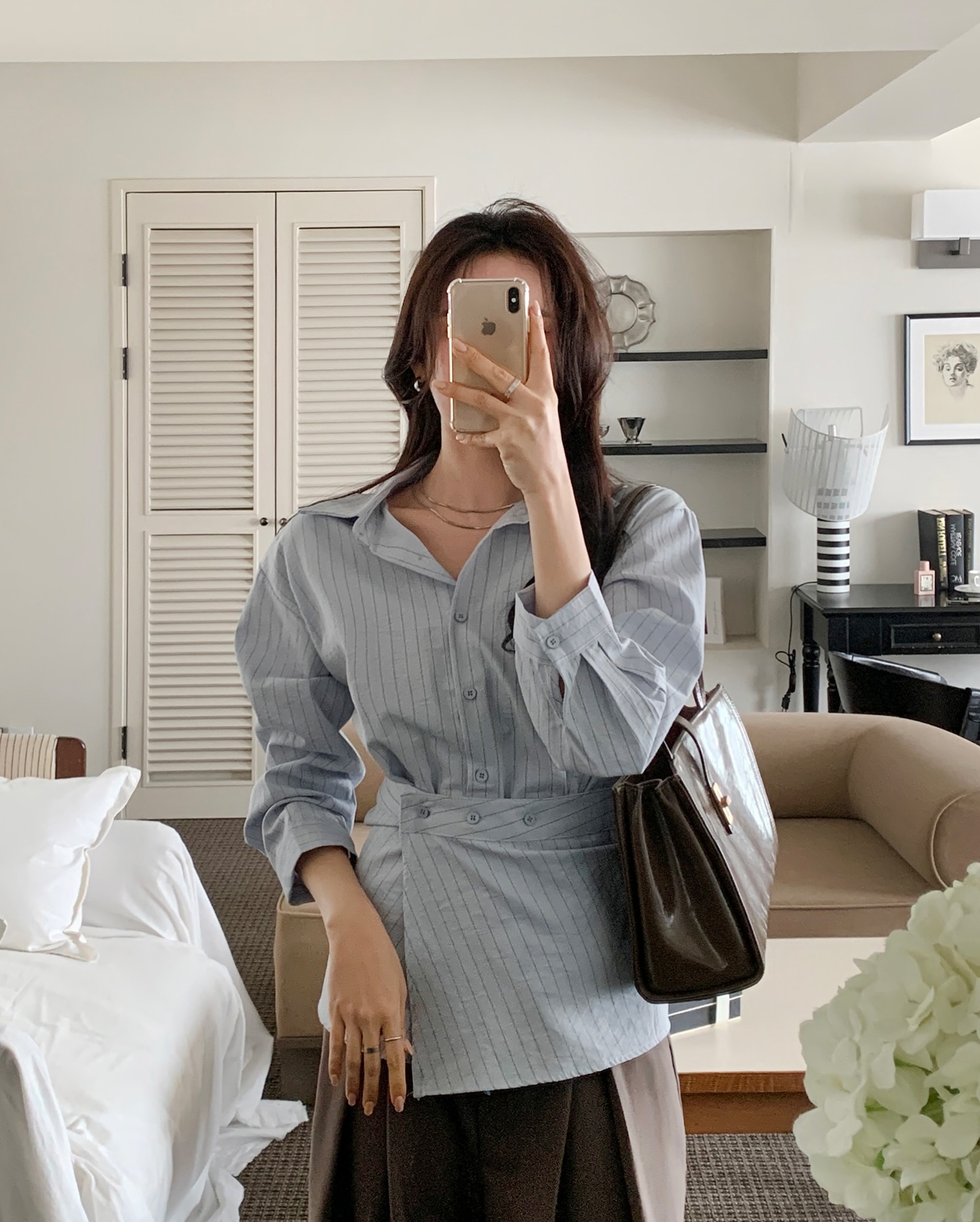 &Aacute;o sơ mi v&agrave; quần ống rộng c&oacute; &iacute;t nhất 4 c&aacute;ch kết hợp trẻ trung, chuẩn thanh lịch- Ảnh 3.