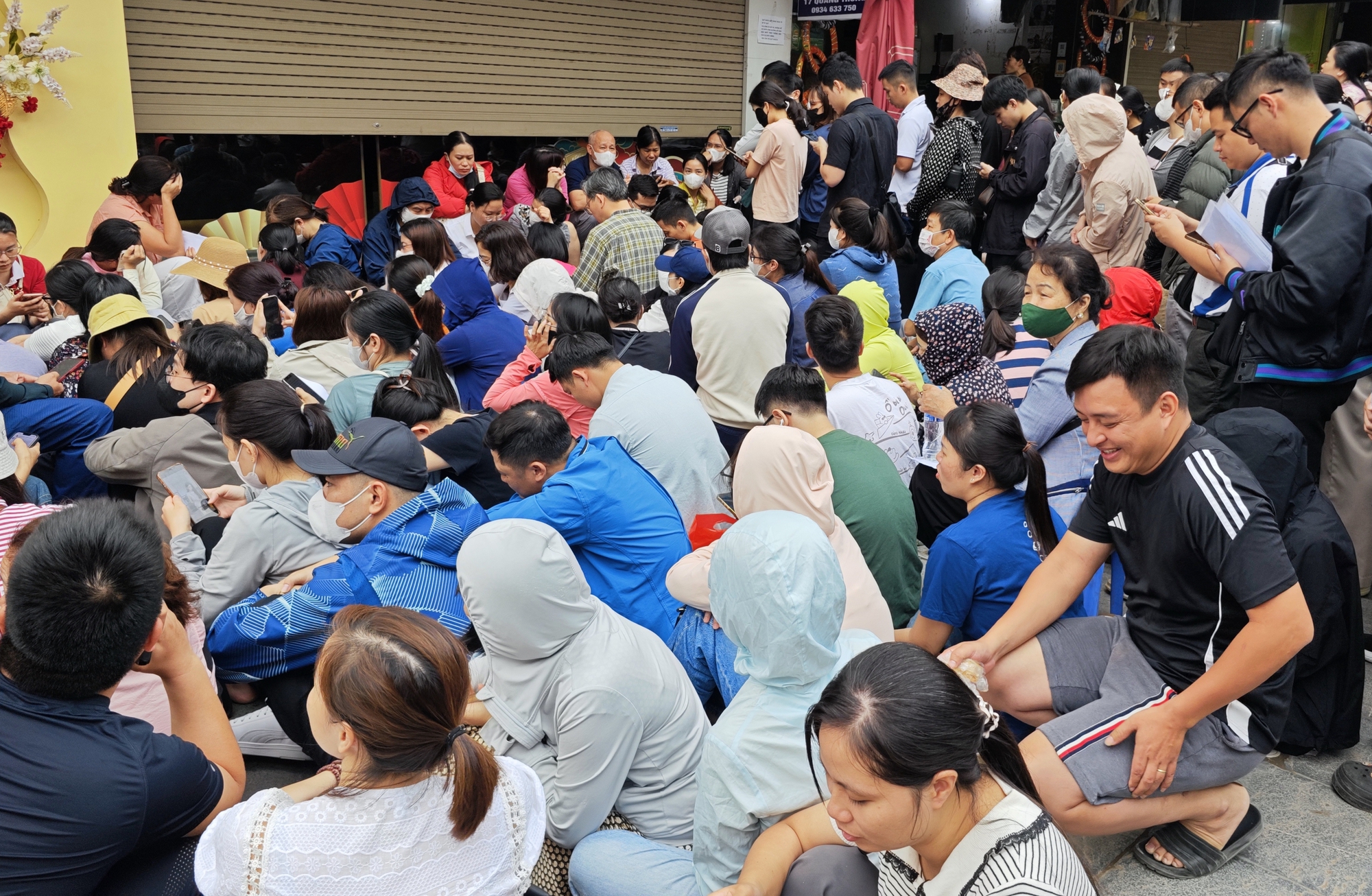 Cửa h&agrave;ng v&agrave;ng Bảo T&iacute;n Mạnh Hải ken đặc người xếp h&agrave;ng từ 4 - 5h s&aacute;ng sau loạt tin nhắn bất ngờ- Ảnh 4.