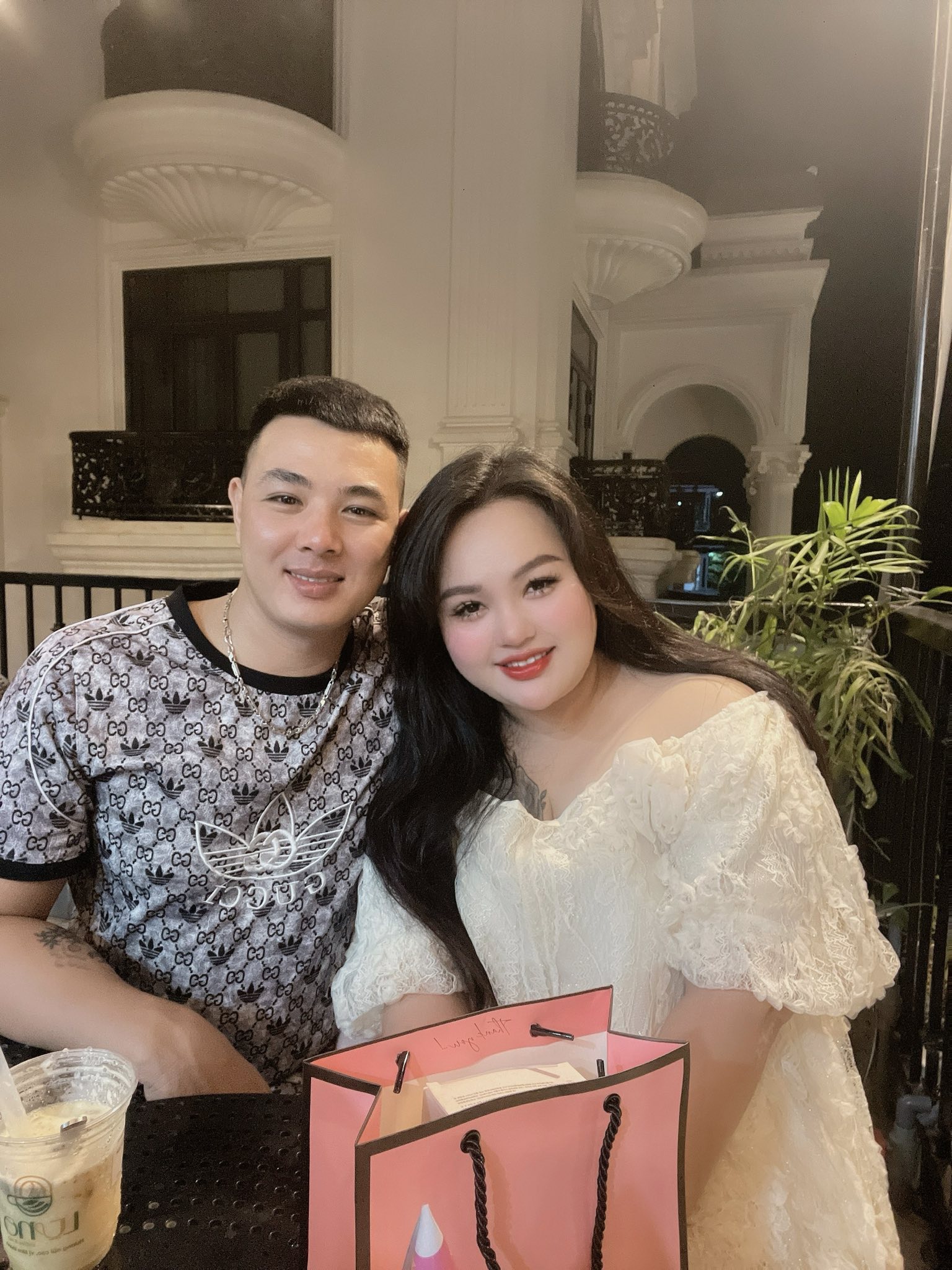 Mẹ v&agrave; bố dượng bị tạt mắm t&ocirc;m ngay tr&ecirc;n s&acirc;n khấu ng&agrave;y cưới, con trai chứng kiến n&oacute;i c&acirc;u nghẹn l&ograve;ng- Ảnh 1.