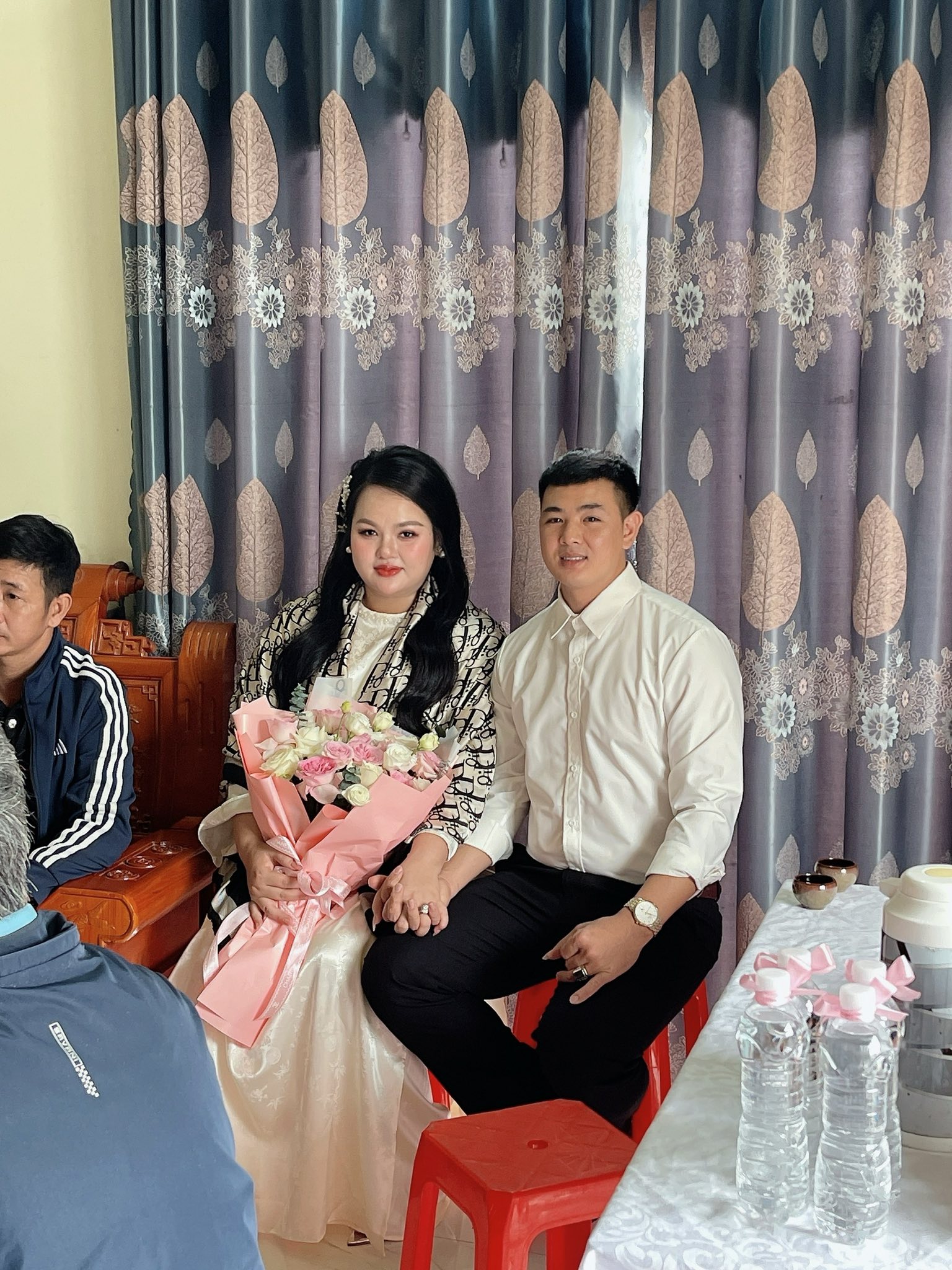 Mẹ v&agrave; bố dượng bị tạt mắm t&ocirc;m ngay tr&ecirc;n s&acirc;n khấu ng&agrave;y cưới, con trai chứng kiến n&oacute;i c&acirc;u nghẹn l&ograve;ng- Ảnh 3.