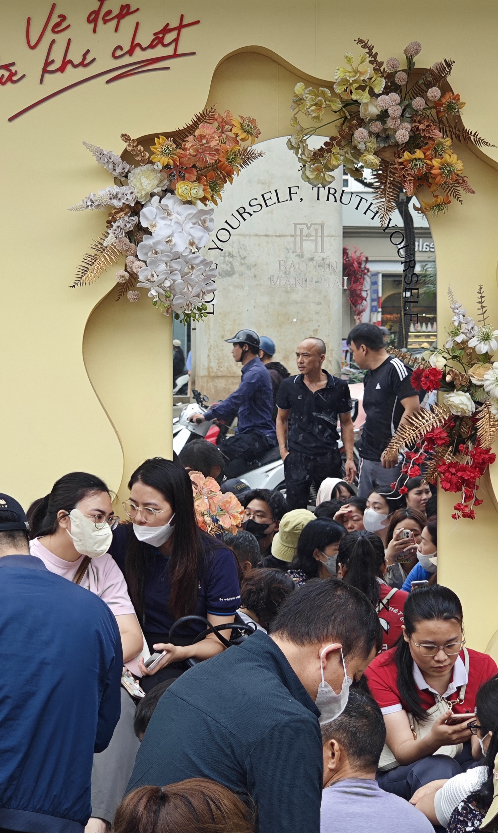 Cửa h&agrave;ng v&agrave;ng Bảo T&iacute;n Mạnh Hải ken đặc người xếp h&agrave;ng từ 4 - 5h s&aacute;ng sau loạt tin nhắn bất ngờ- Ảnh 5.