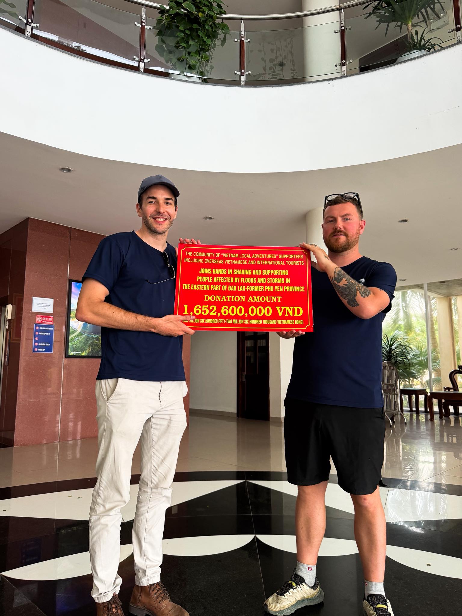 Khách Tây đi bộ xuyên lục địa nổi tiếng thế giới, giữa đường bất ngờ book vé máy bay đến Việt Nam: Lý do cảm động- Ảnh 7. Khách Tây đi bộ xuyên lục địa nổi tiếng thế giới, giữa đường bất ngờ book vé máy bay đến Việt Nam: Lý do cảm động- Ảnh 7.