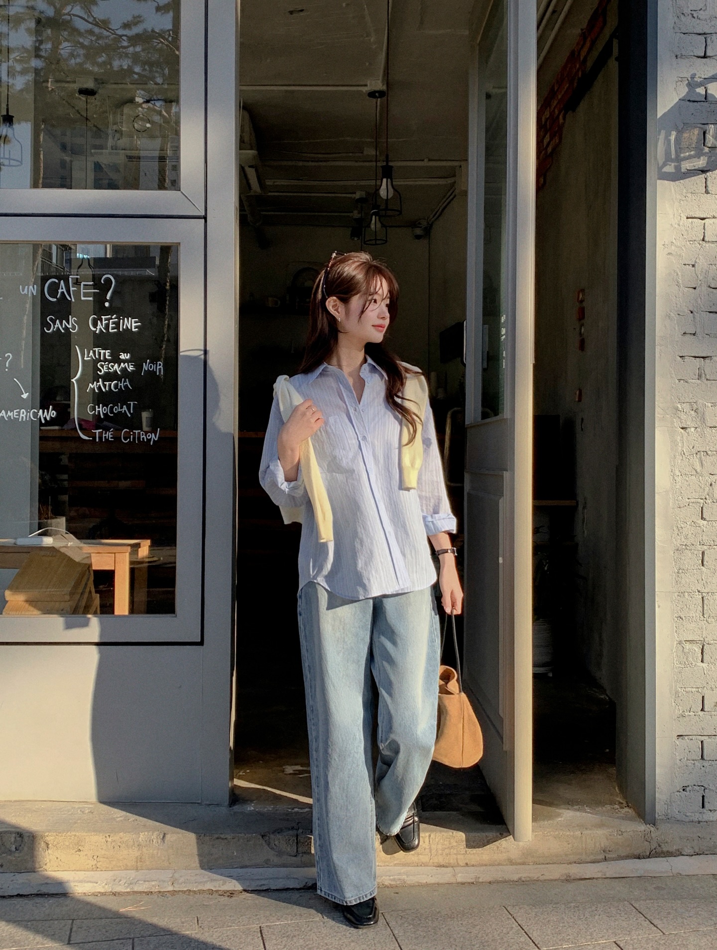 &Aacute;o sơ mi v&agrave; quần ống rộng c&oacute; &iacute;t nhất 4 c&aacute;ch kết hợp trẻ trung, chuẩn thanh lịch- Ảnh 8.