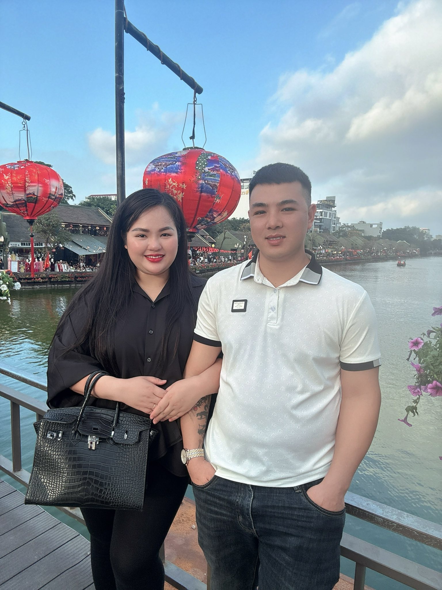 Mẹ v&agrave; bố dượng bị tạt mắm t&ocirc;m ngay tr&ecirc;n s&acirc;n khấu ng&agrave;y cưới, con trai chứng kiến n&oacute;i c&acirc;u nghẹn l&ograve;ng- Ảnh 2.