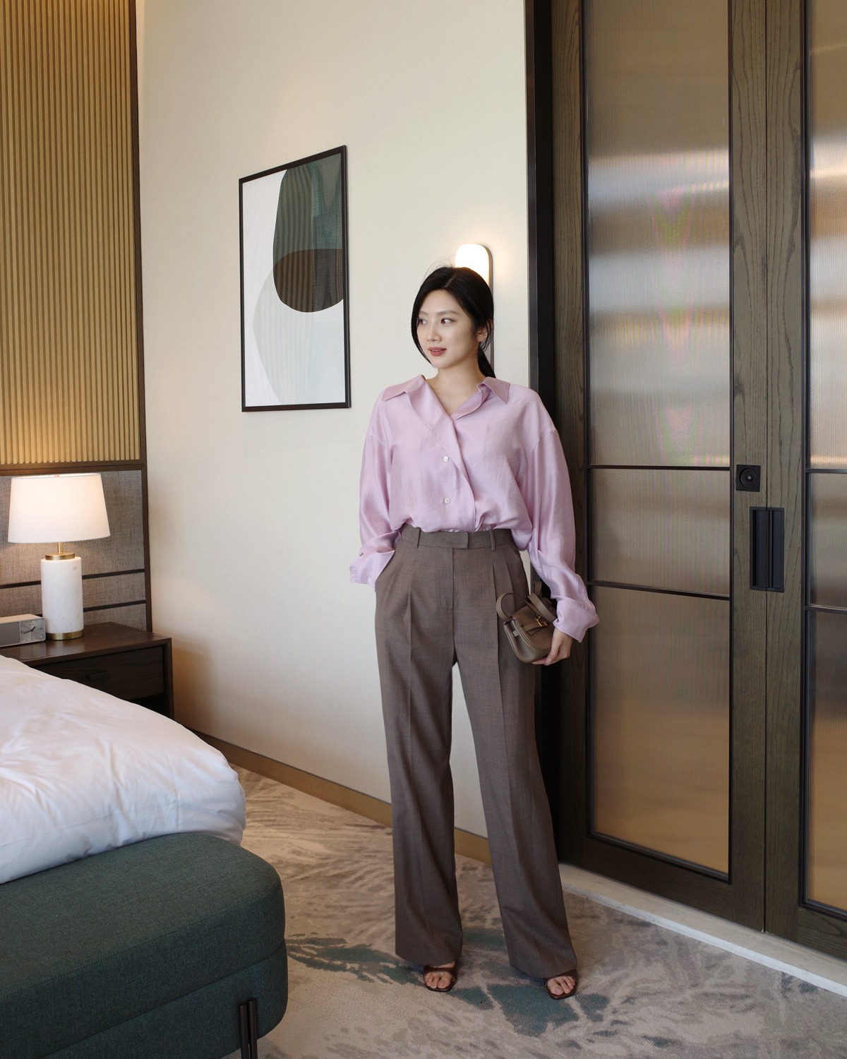 &Aacute;o sơ mi v&agrave; quần ống rộng c&oacute; &iacute;t nhất 4 c&aacute;ch kết hợp trẻ trung, chuẩn thanh lịch- Ảnh 6.