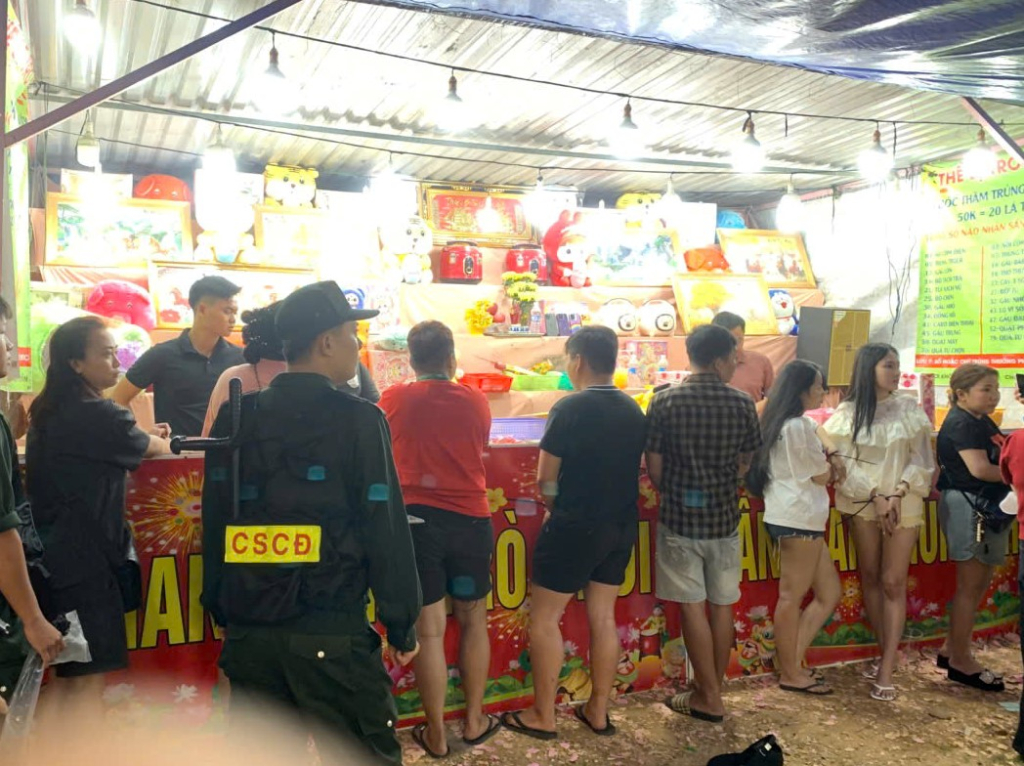 Ai l&agrave; bị hại của nh&oacute;m d&agrave;n cảnh bốc thăm tr&uacute;ng thưởng ở hội chợ, li&ecirc;n hệ C&ocirc;ng an gấp- Ảnh 2.