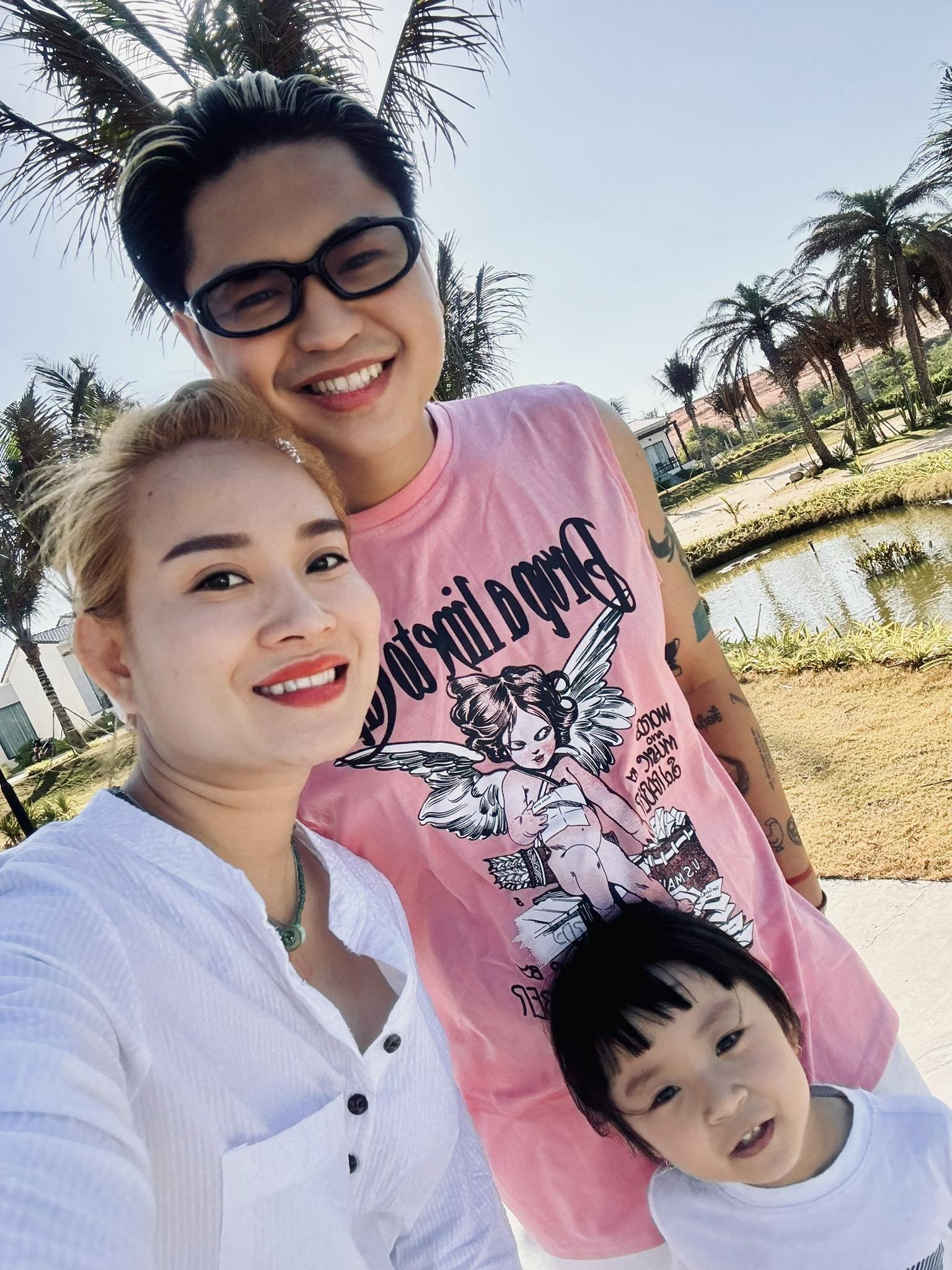 Mẹ đơn th&acirc;n c&oacute; 2 con ri&ecirc;ng ngoại h&igrave;nh giản dị nhưng nam ca sĩ Việt vẫn si m&ecirc; suốt 15 năm- Ảnh 3.